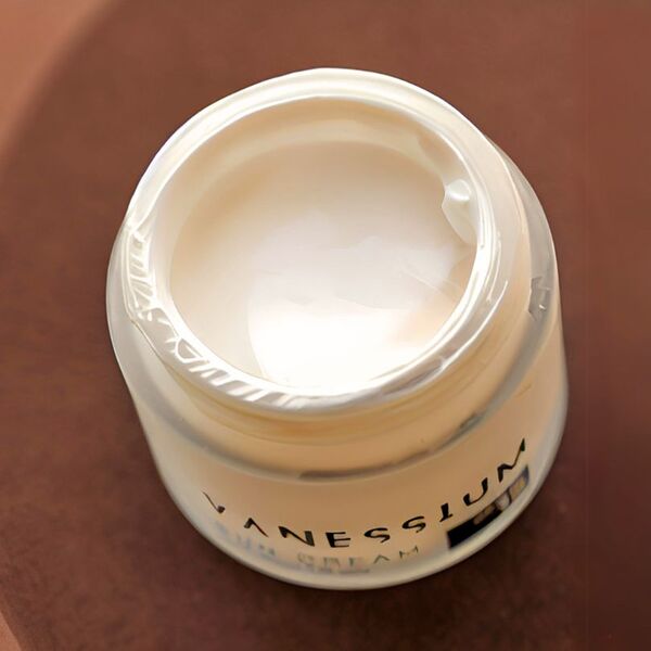 Crema solar Vanessium. Efecto luminoso. Reafirma la piel. FPS 15. 50 ml.