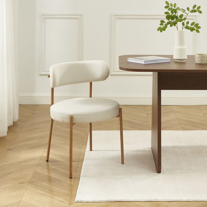Juego de 2 sillas NOA en tela beige con patas de metal y acabado de madera.