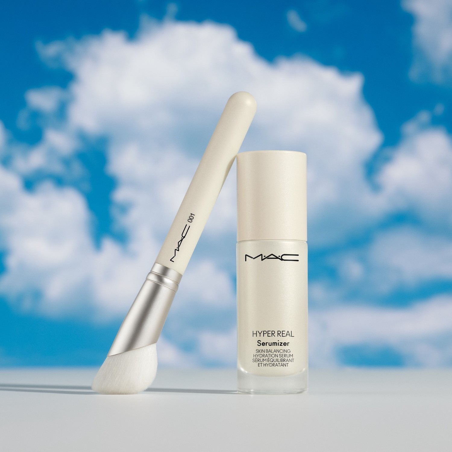 MAC Hyper Real Mask čopič za nego kože s serumom in vlažilno kremo - 1 kos