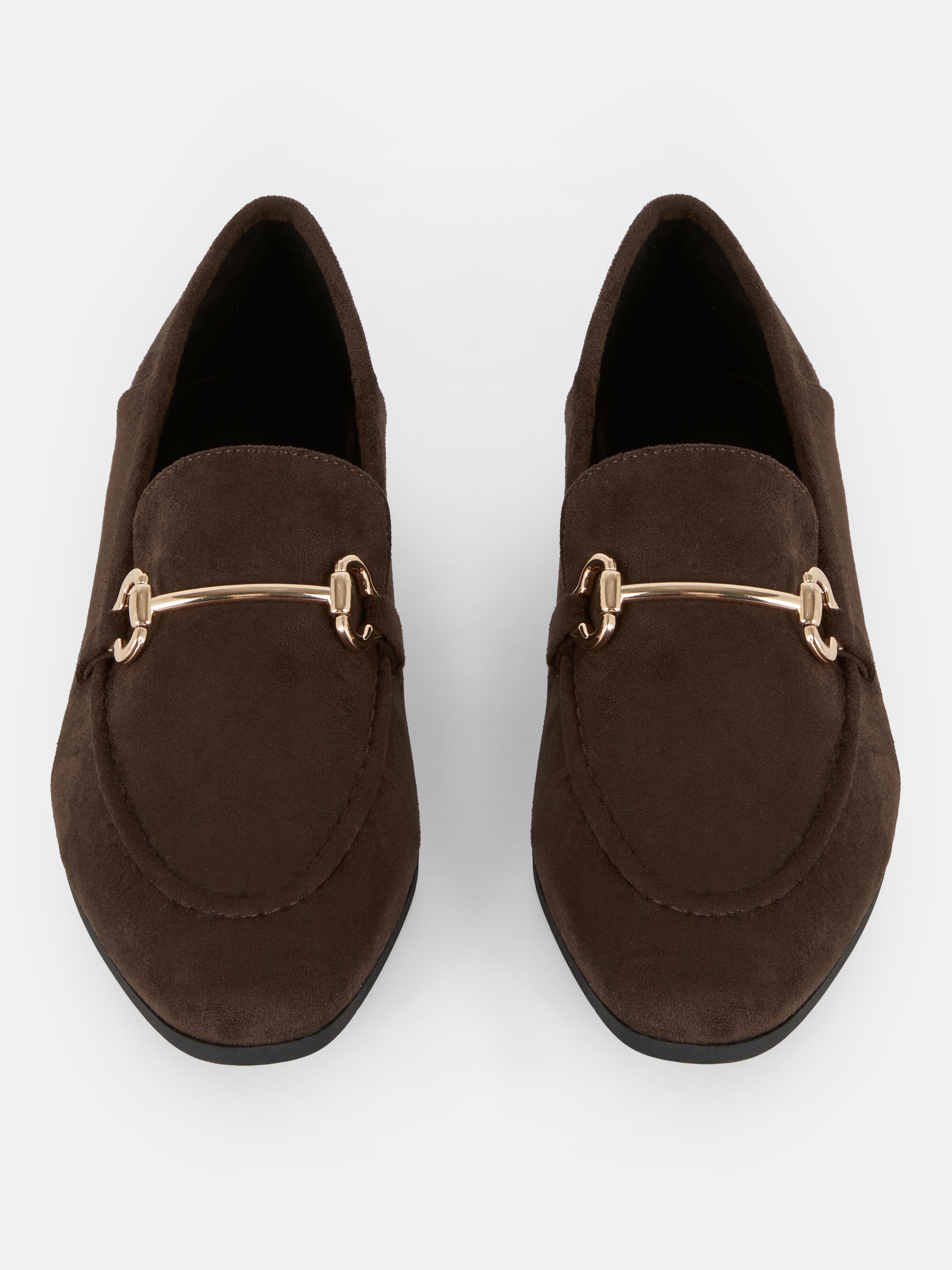 Mocasini din piele întoarsă cu toc plat. Acești mocasini din piele întoarsă sunt perfecți pentru ocazii formale.