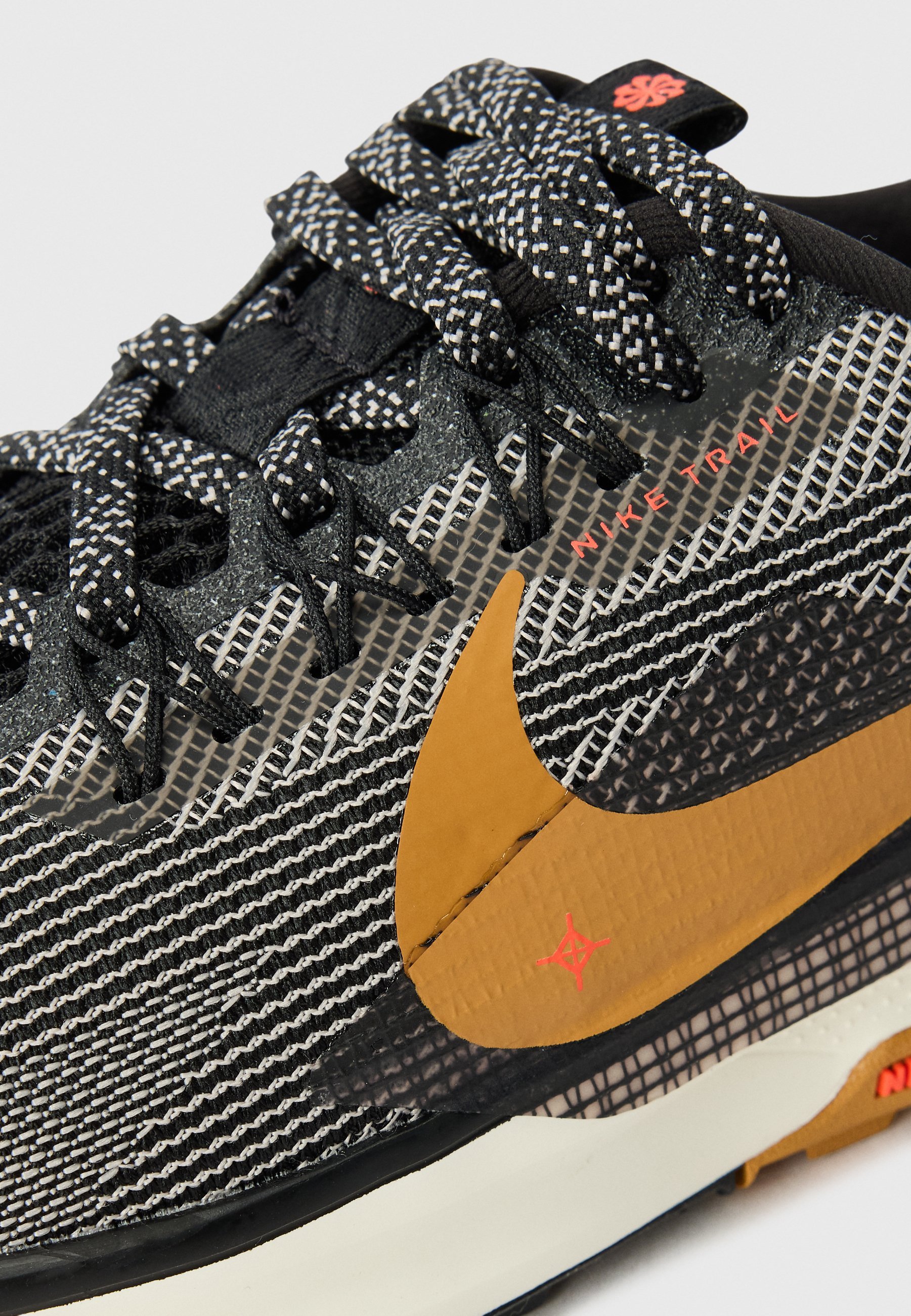 Nike Performance PEGASUS TRAIL 5 UNISEX - Trailrunning schoenen - zwart/woestijnoker/collegegrijs