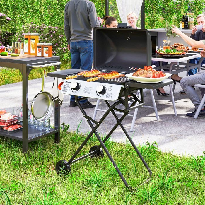 Barbecue a gas portatile - Outsunny - pieghevole - 2 bruciatori 5,6 kW - con ripiani laterali, termometro, coperchio, ruote - nero