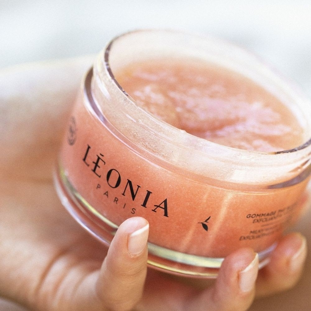 LÉONIA Gommage Thé Blanc Lacté - Exfoliant & Hy dratant