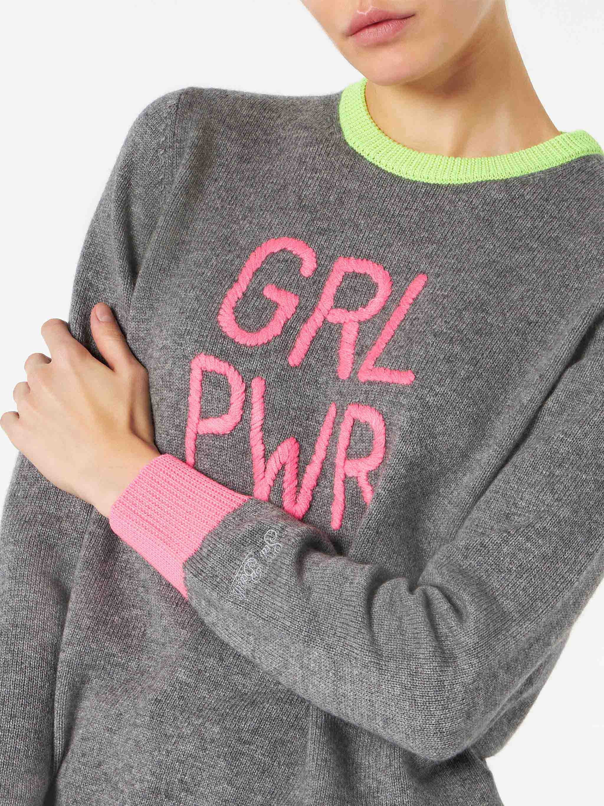Pull gris pour femme avec broderie fluorescente GIRL PWR et détails fluorescents