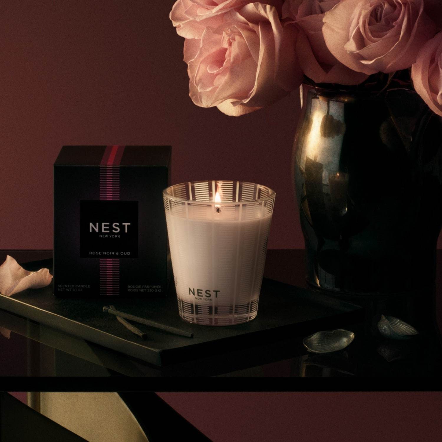 NEST NEW YORK žvakė „Rose Noir & Oud“ – 229,6 g