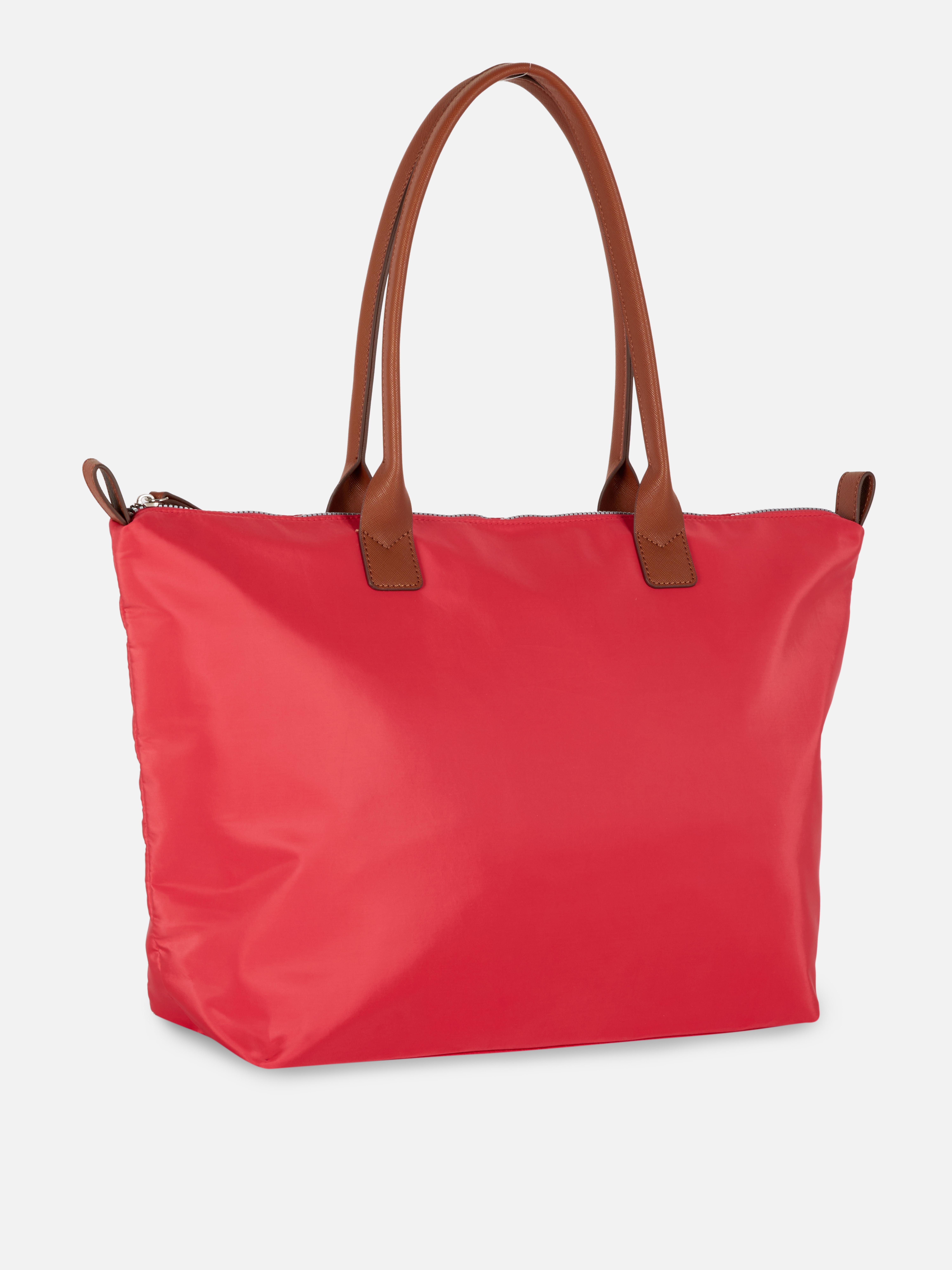 Geantă de umăr tip shopper mare. Această geantă este suficient de mare pentru toate lucrurile esențiale și este un accesoriu indispensabil.