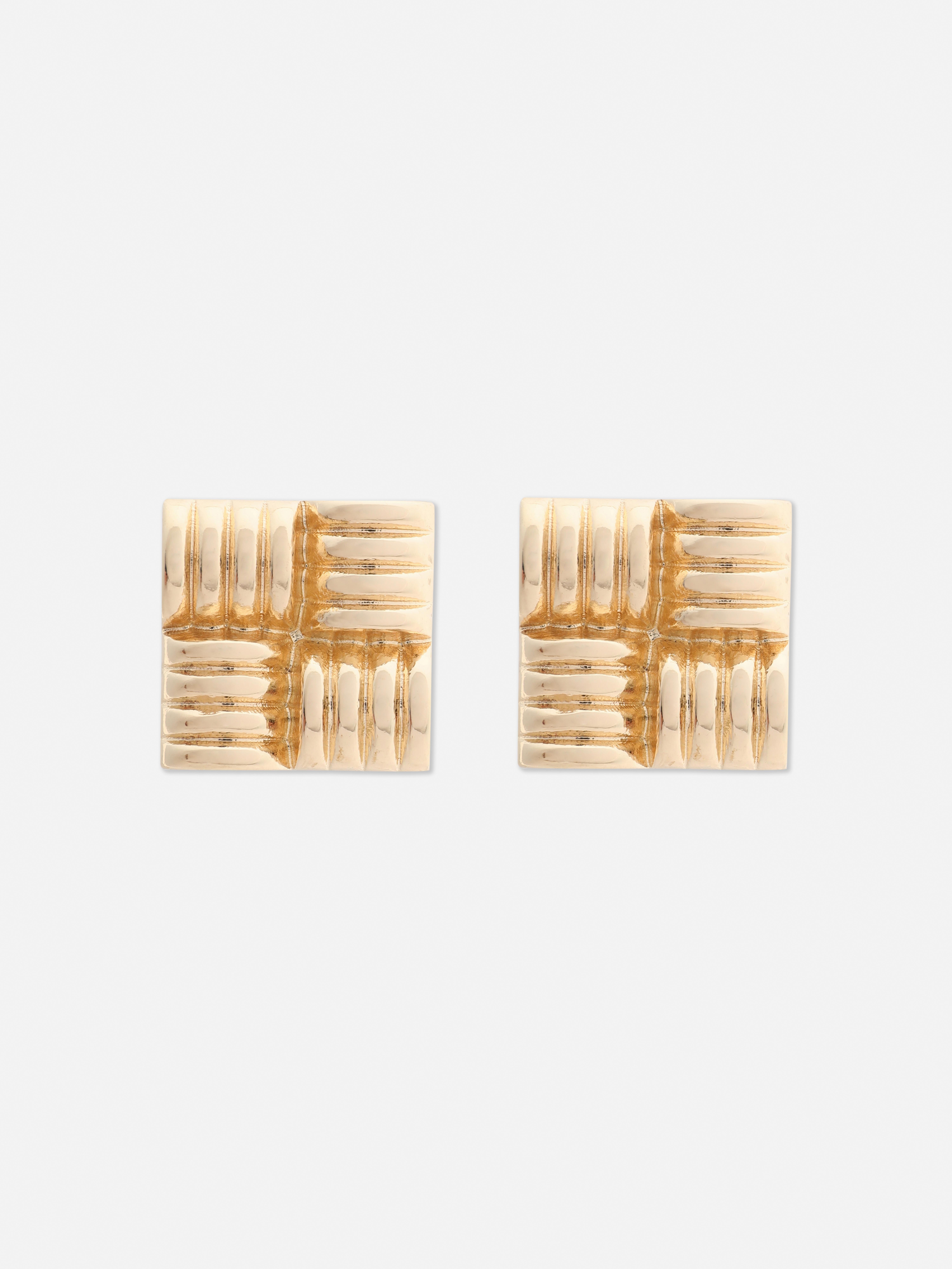 Quadratische Ohrstecker mit Kissenform. Setzen Sie mit diesen quadratischen Ohrsteckern mit Kissenform ein modisches Statement.