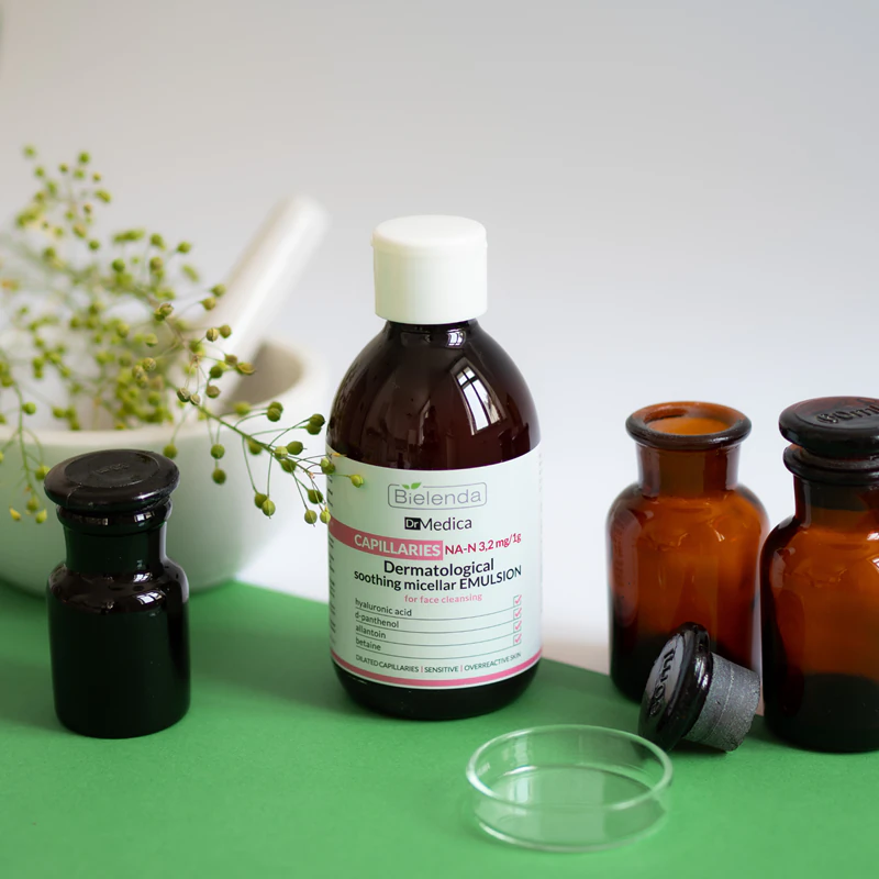 leite micelar Bielenda Dr Medica Capillaries neutraliza a vermelhidão.