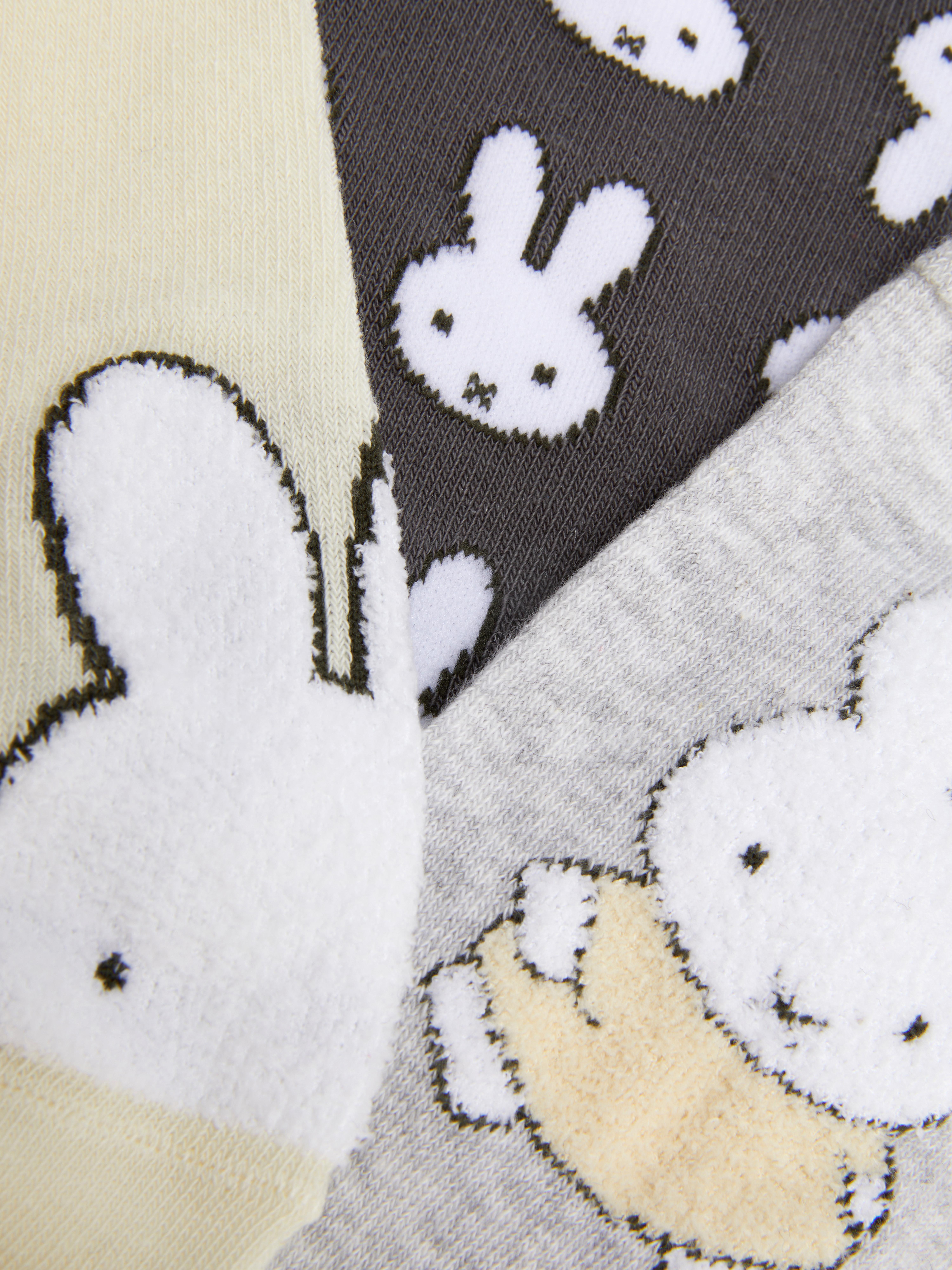 Miffy-Socken, mittelhoch, 3 Paar. Drei Paar Miffy-Socken, die in keiner Sockenschublade fehlen sollten.