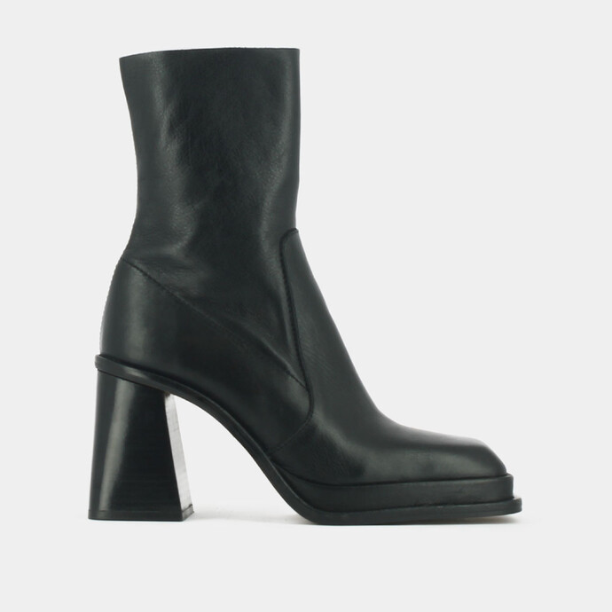Boots à plateformes et bouts carrés  en cuir noir