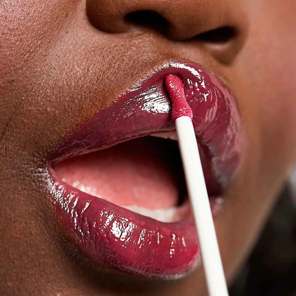 Clinique Pop Plush Creamy Lip Gloss Błyszczyk do ust, Black Honey Pop