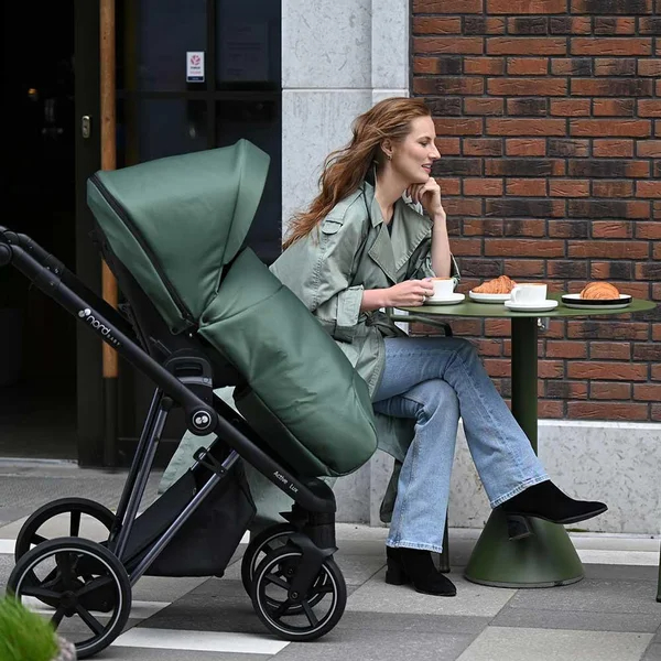 Nordbaby Active Lux kinderwagenset in junglegroen met een chromen frame.
