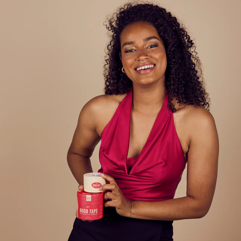 CureTape® Boob Tape é um dispositivo médico autoadesivo para aplicação nos seios.