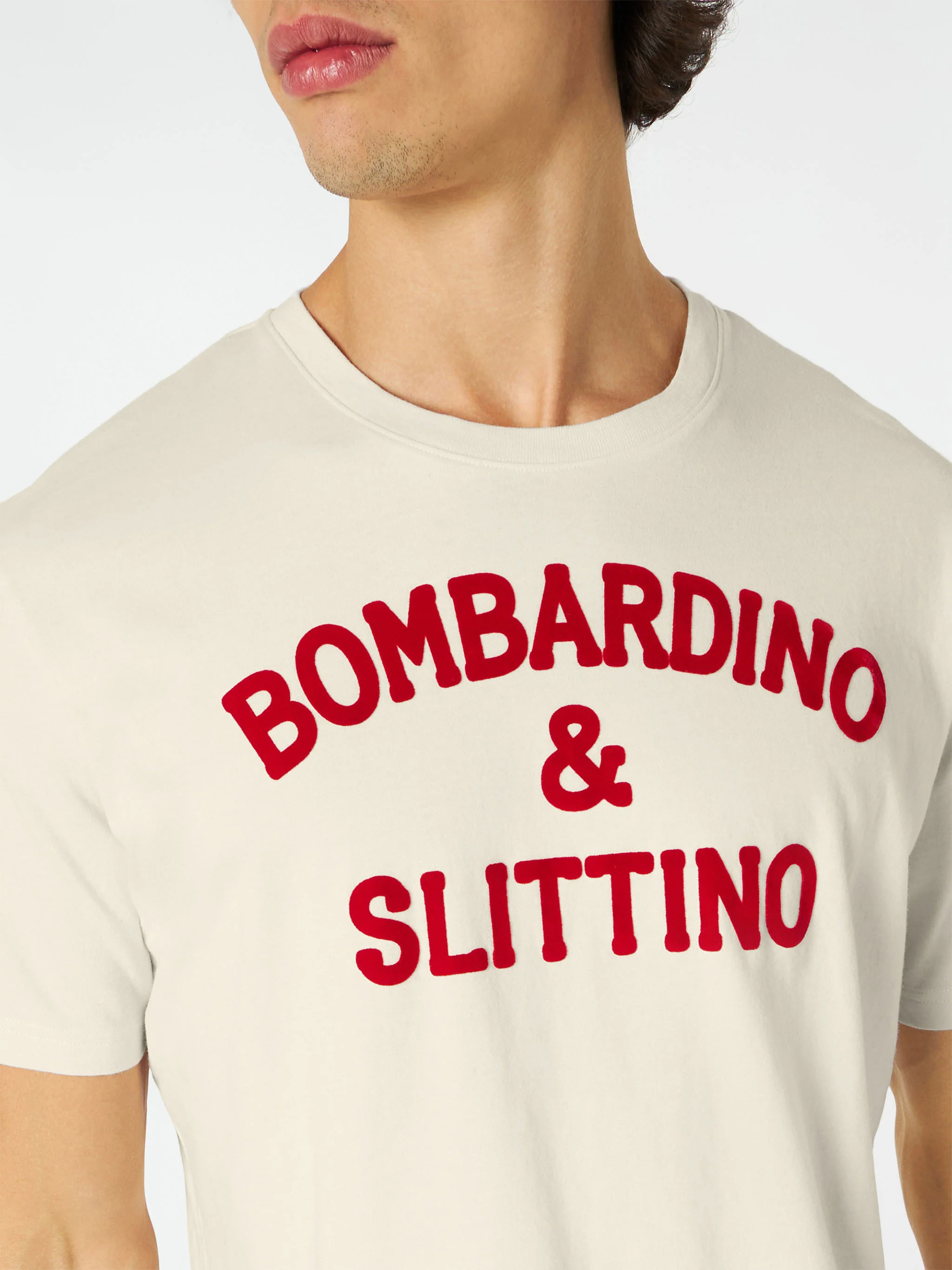 Wit heren T-shirt met rode Bombardino- en slee-print.