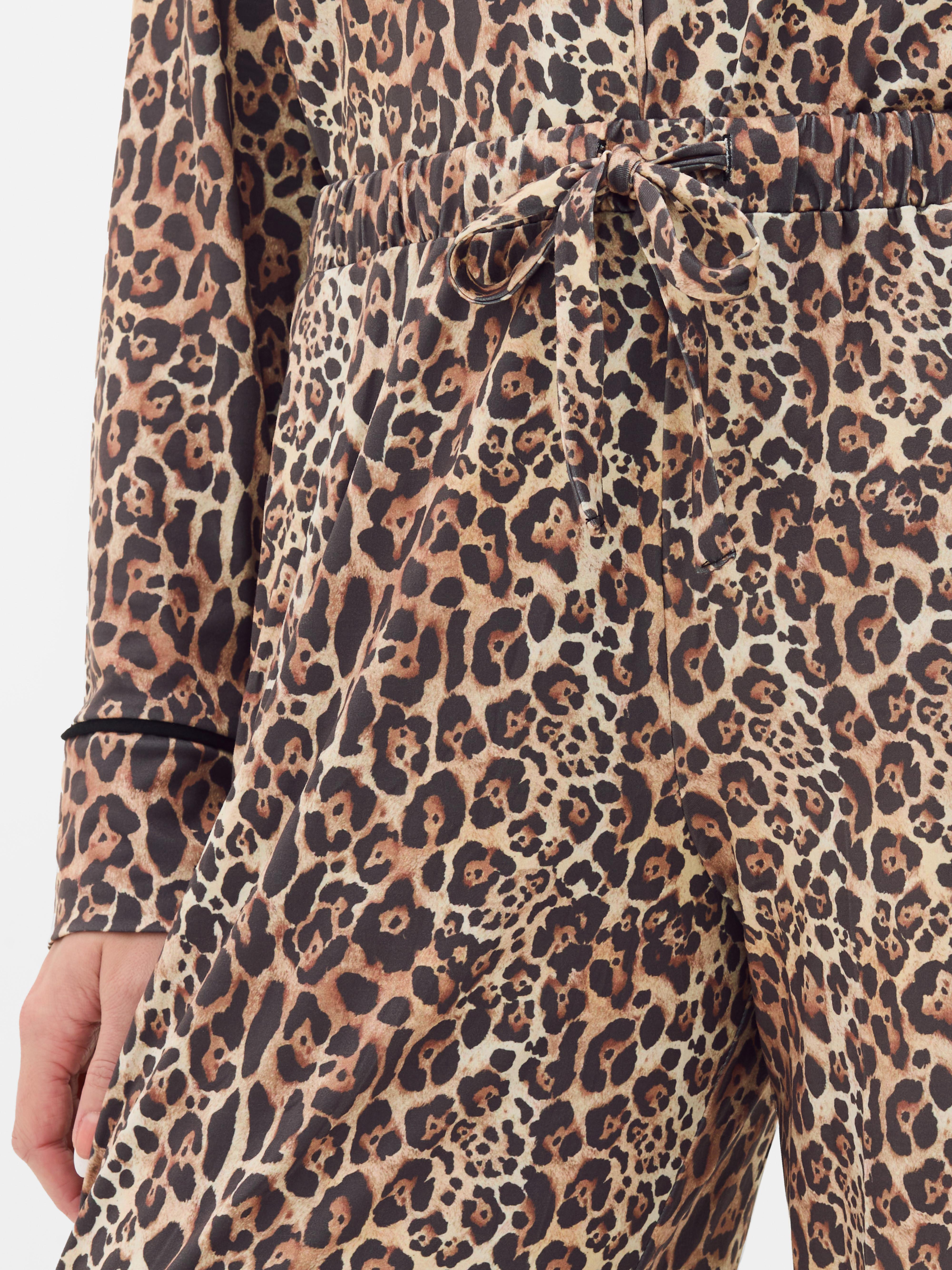 Pyjamahose mit Leopardenmuster. Weit geschnittene Pyjamahose mit Leopardenmotiv.