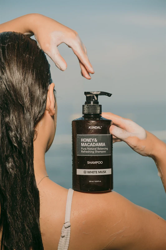 KUNDAL Hunaja & Macadamia White Myski luonnollinen shampoo kuiville ja vaurioituneille hiuksille