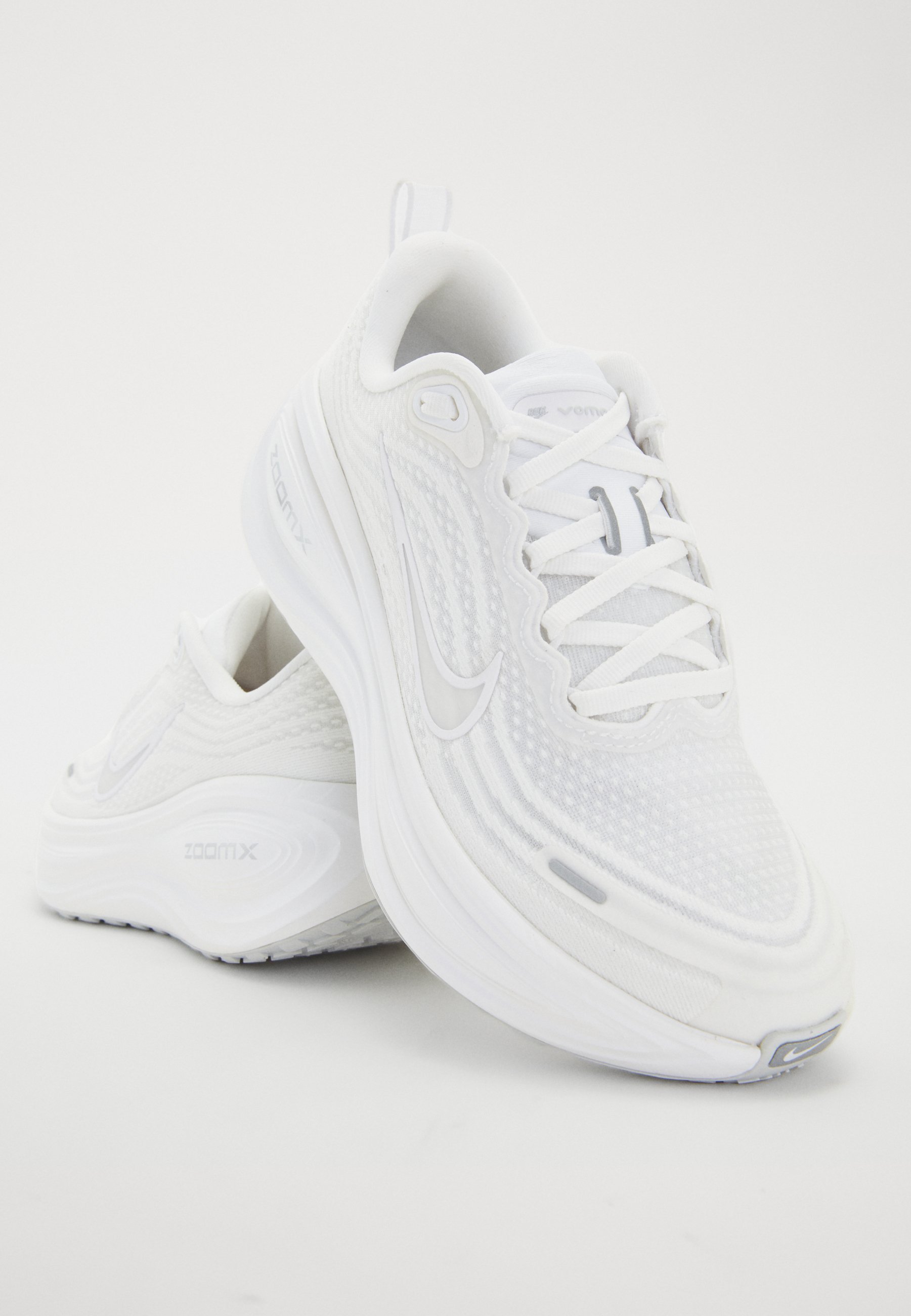 Nike Performance VOMERO PLUS - Hardloopschoenen voor op de weg - wit/summit white/photon dust/metallic silver