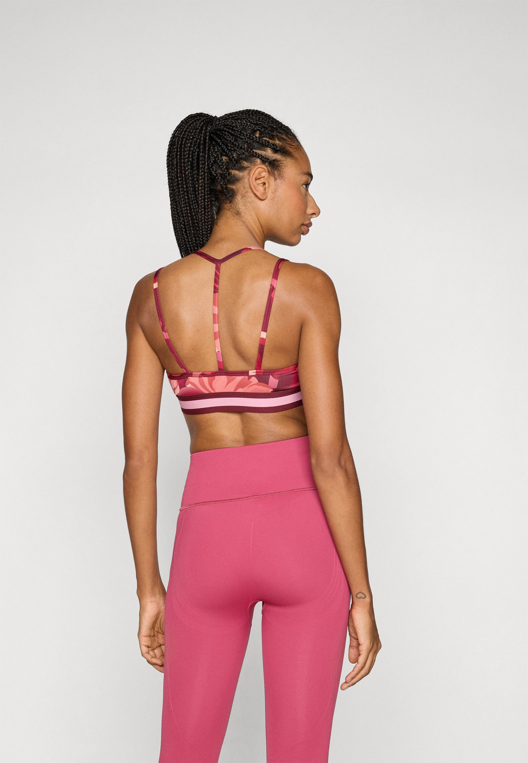 Soutien-gorge de sport à bretelles fines et à ruban floral Puma - Maintien léger - effet rubis scintillant