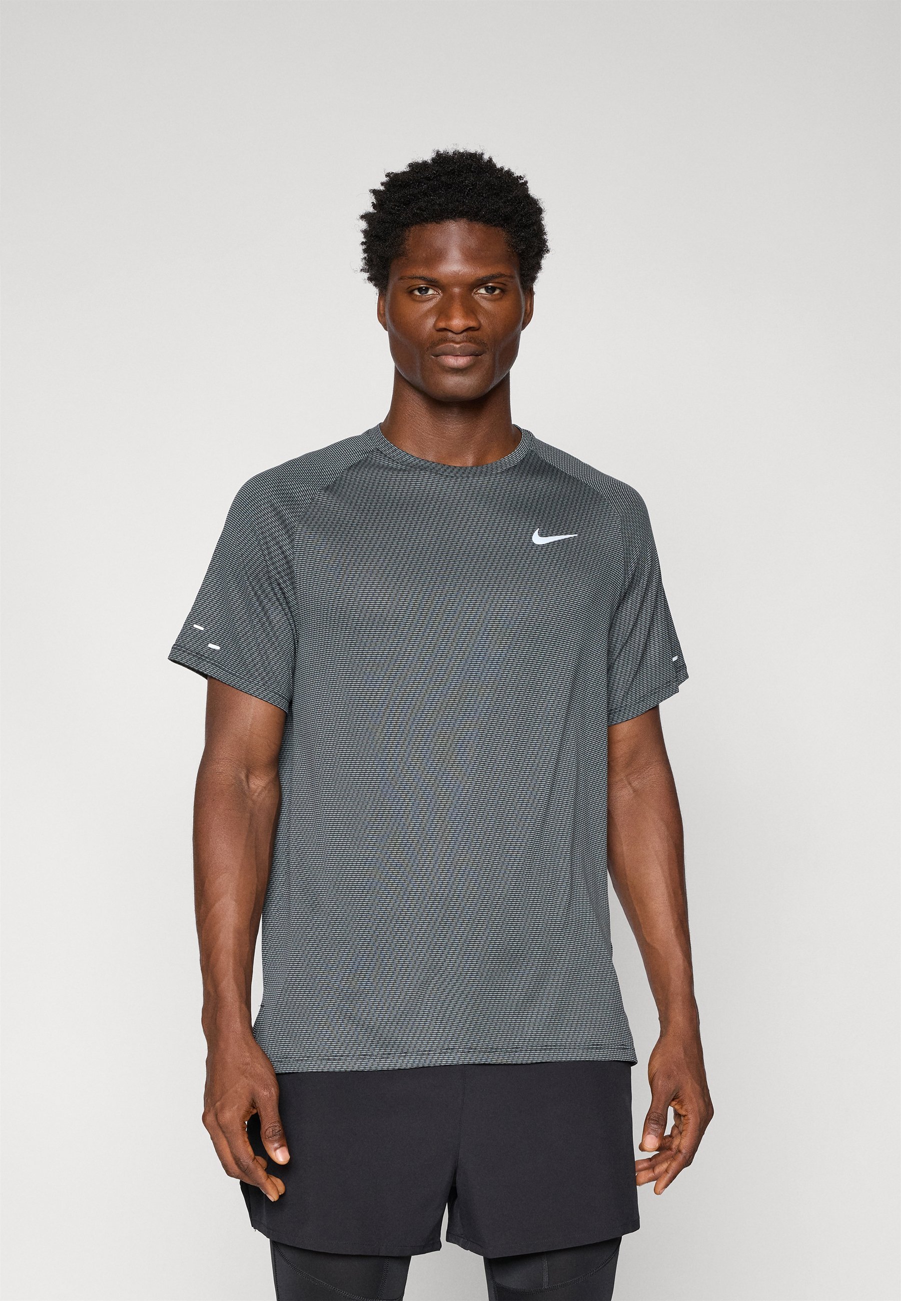 Nike Performance STRIDE - Koszulka sportowa - czarna/srebrna odblaskowa