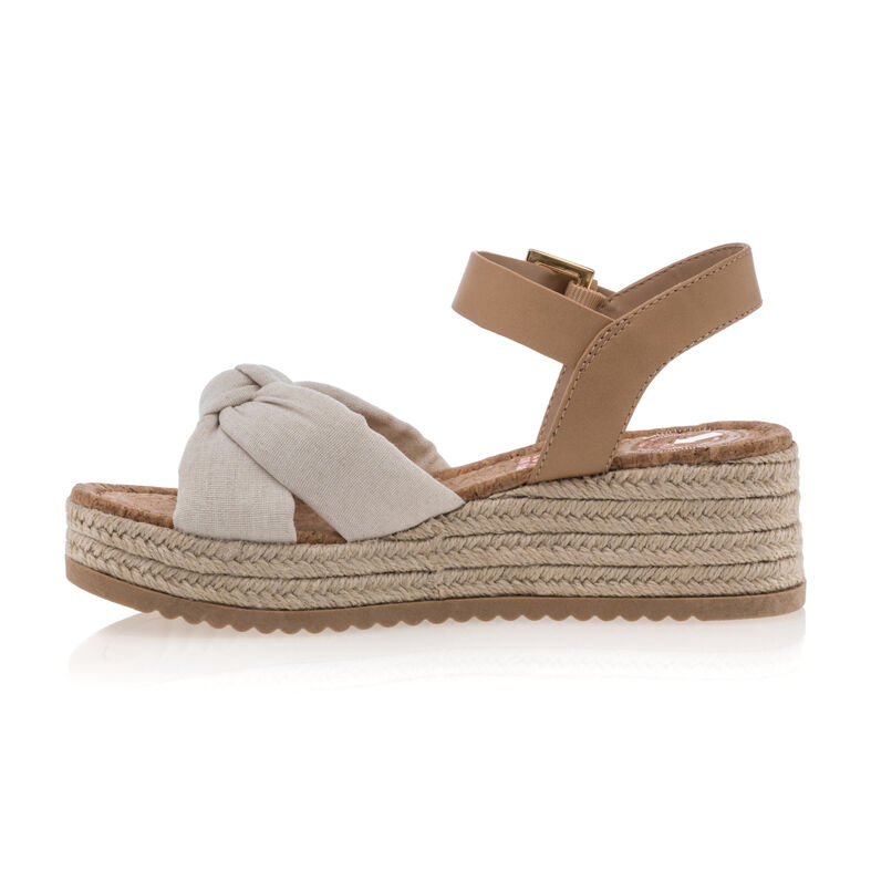 Alpargatas beige para mujer con suela de cuerda.