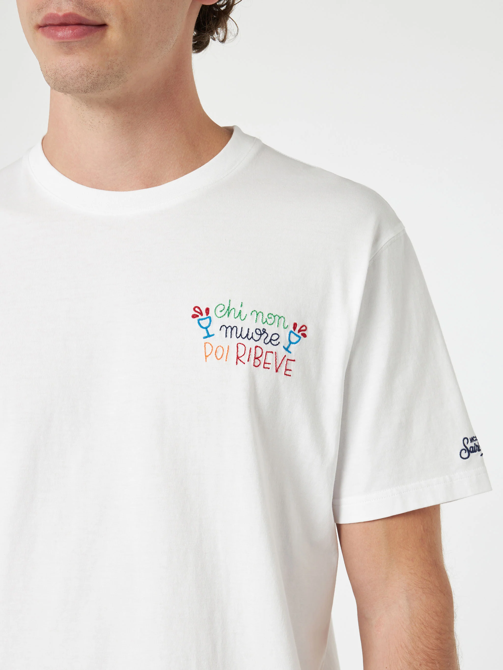 Portofino Special Edition heren T-shirt van biologisch katoen met 'Chi Non Muore Poi Riveve'-borduurwerk, wit, ronde hals, korte mouwen | MC2 Saint Barth