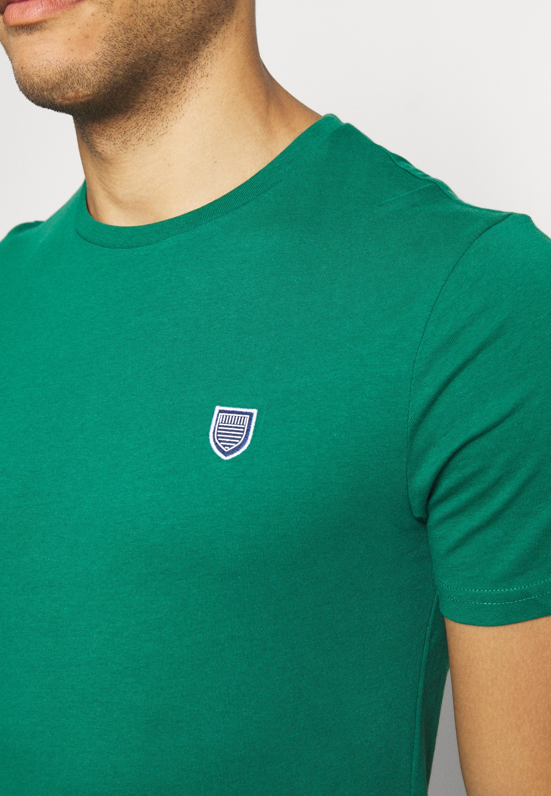 Pier One Basic T-shirt - donkergroen