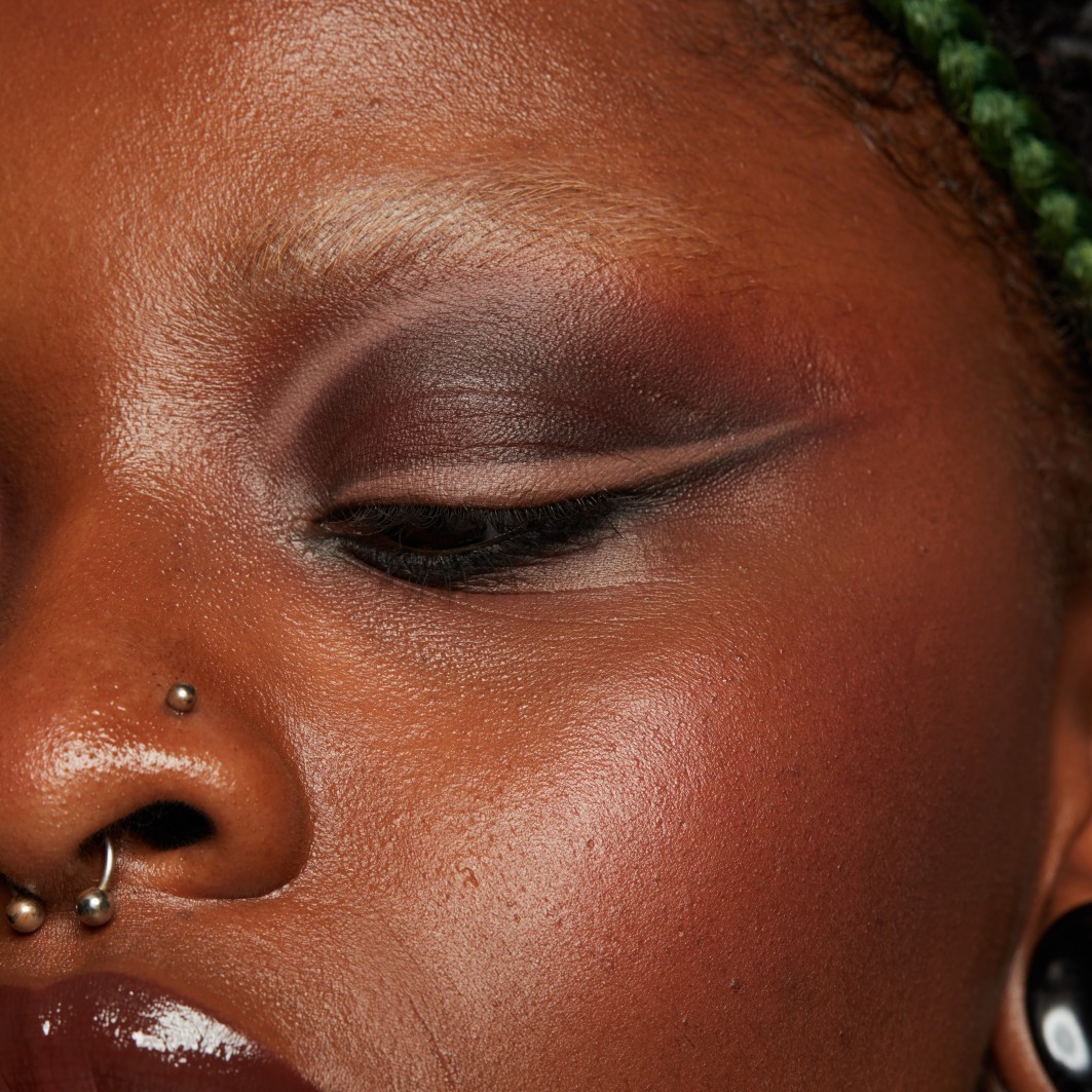 Očná linka NYX Professional Makeup Epic Smoke Liner, šikmá linka a rozjasňovač – 0,2 g