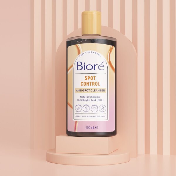 Bioré čistiaci prostriedok proti pupienkam s aktívnym uhlím<br>200ml - Nečistá pleť
