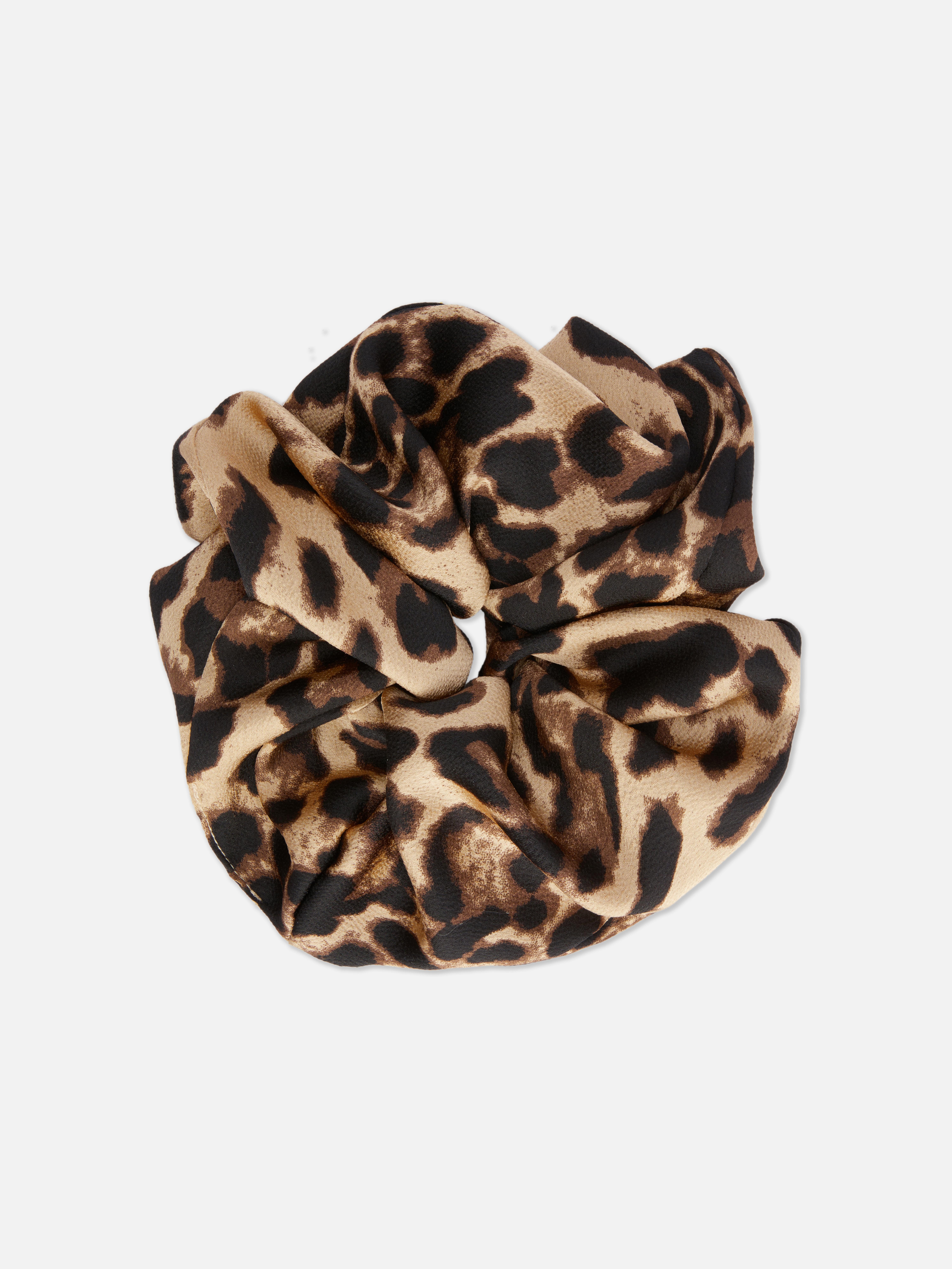 Elastic de păr extra mare cu imprimeu leopard O elastic de păr elegant, extra mare, cu imprimeu leopard pe toată suprafața