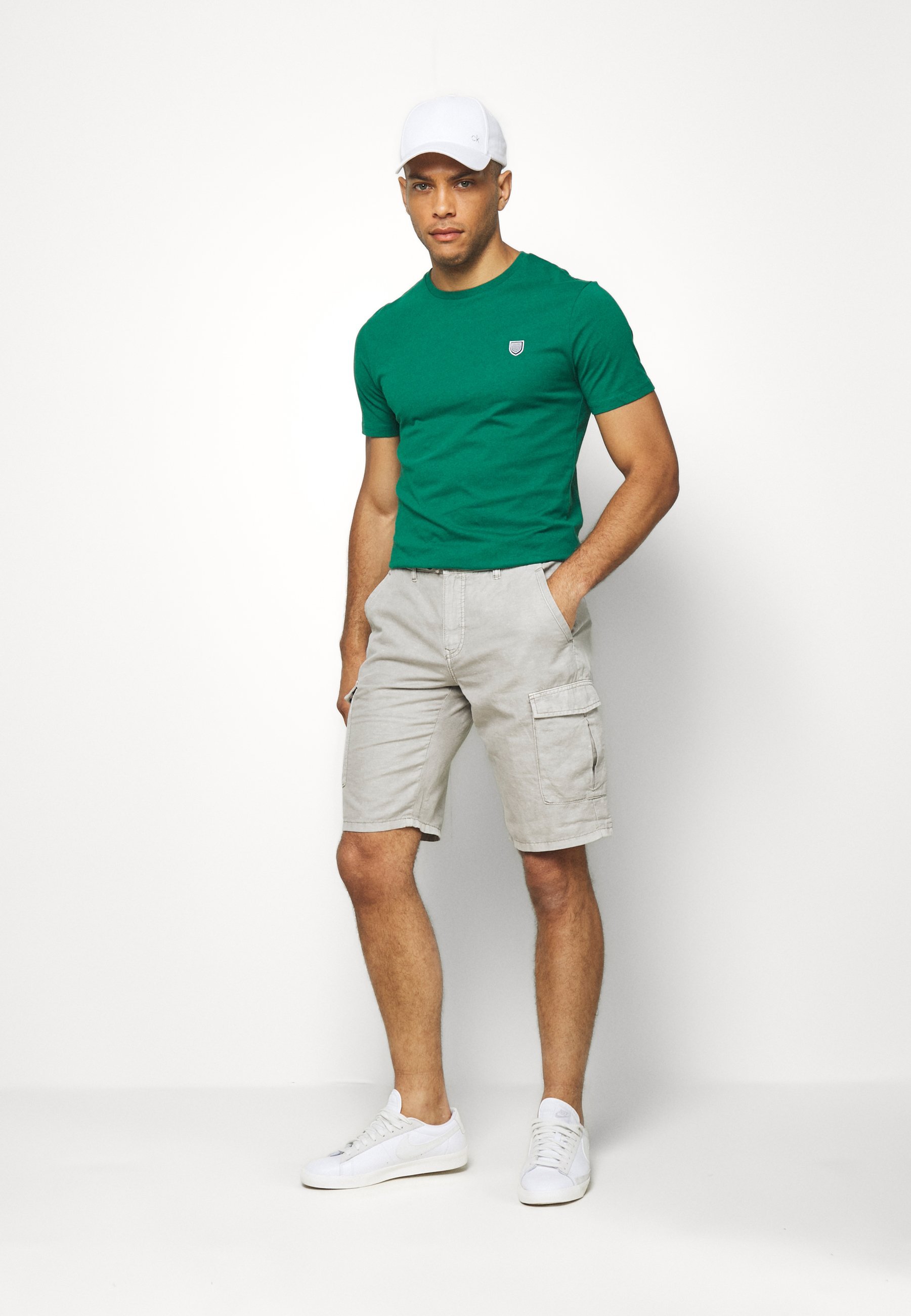 Pier One Basic T-Shirt – Dunkelgrün