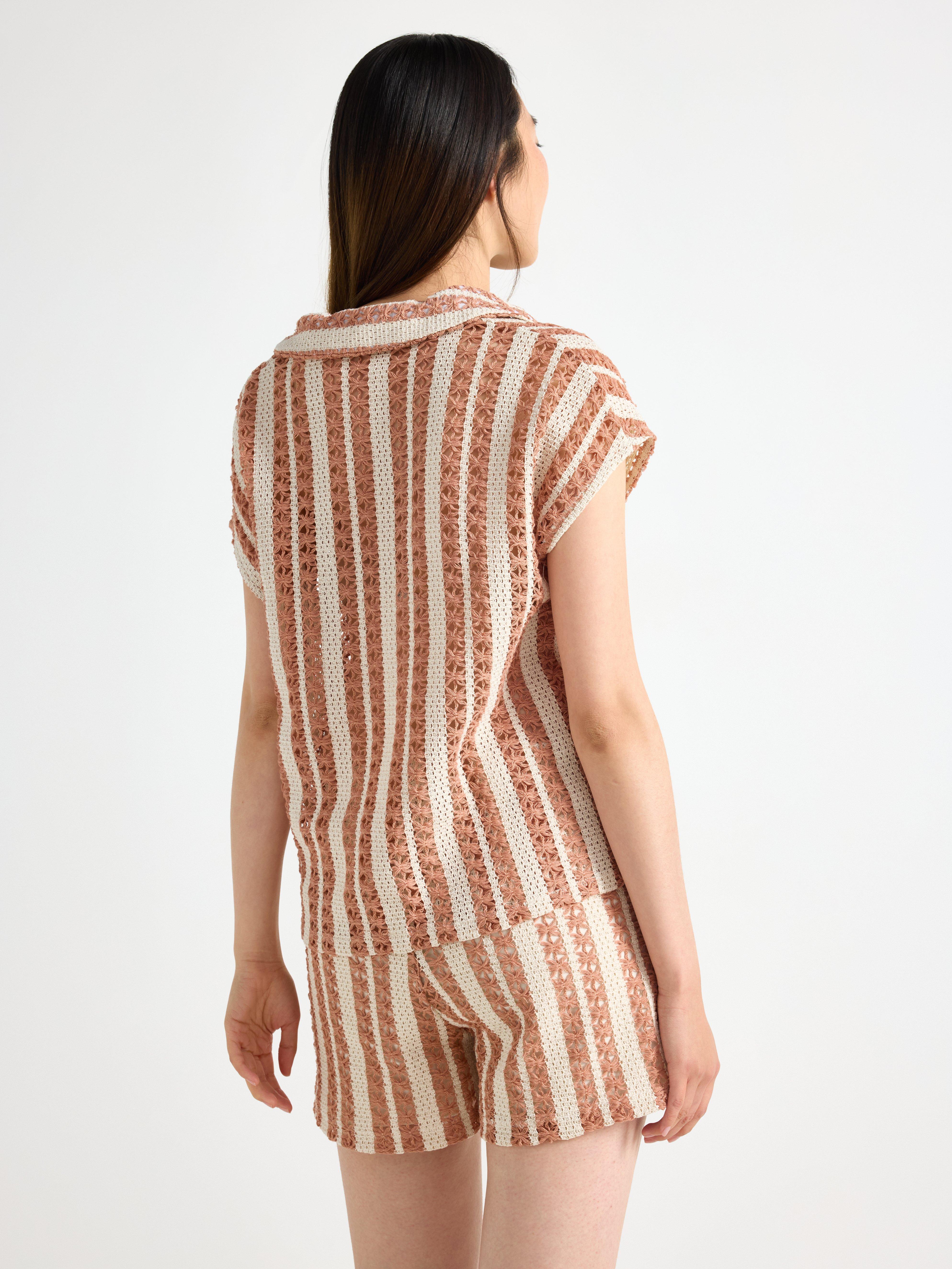 Ærmeløs top med hæklet look i beige