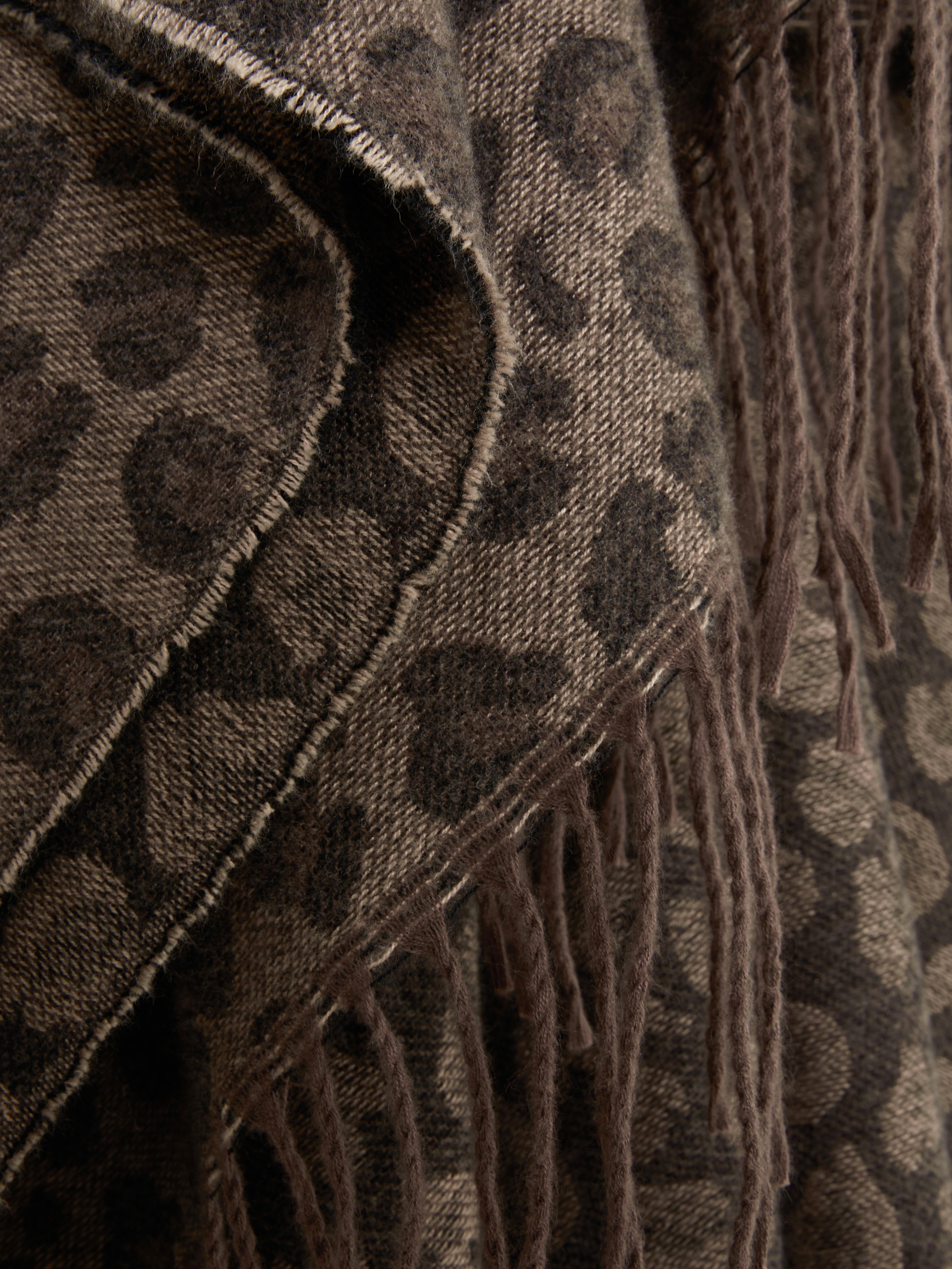 Pelerină cu imprimeu leopard Adoptă un look sălbatic cu această pelerină moale și confortabilă cu imprimeu leopard
