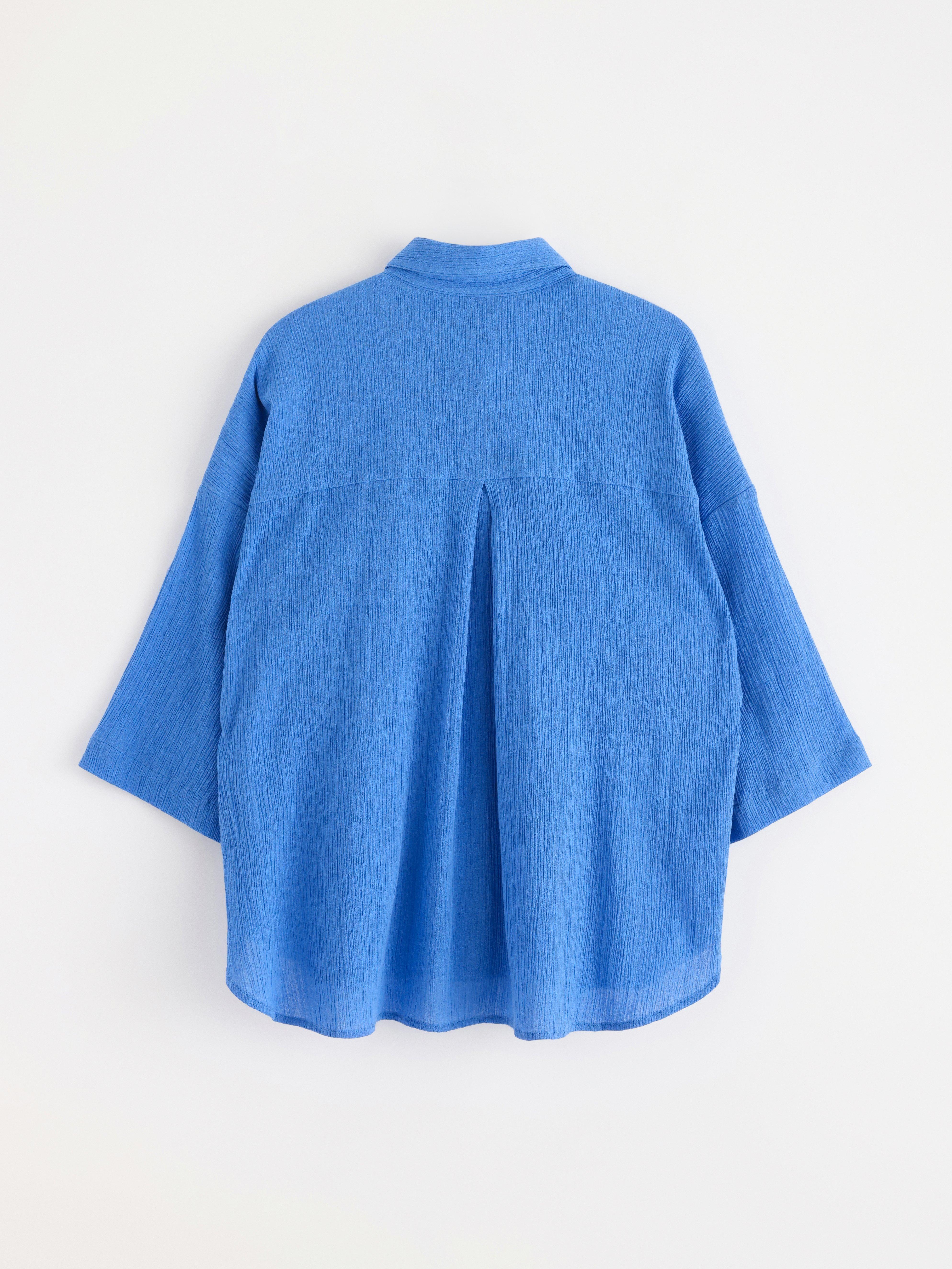 Camisa arrugada de manga corta azul