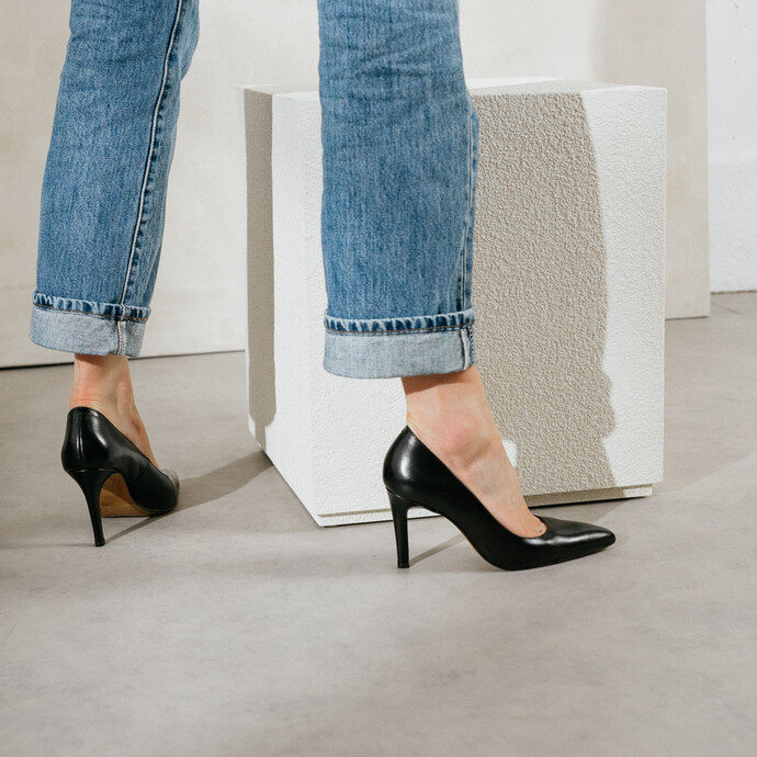 Escarpins pointus à talons  en cuir noir
