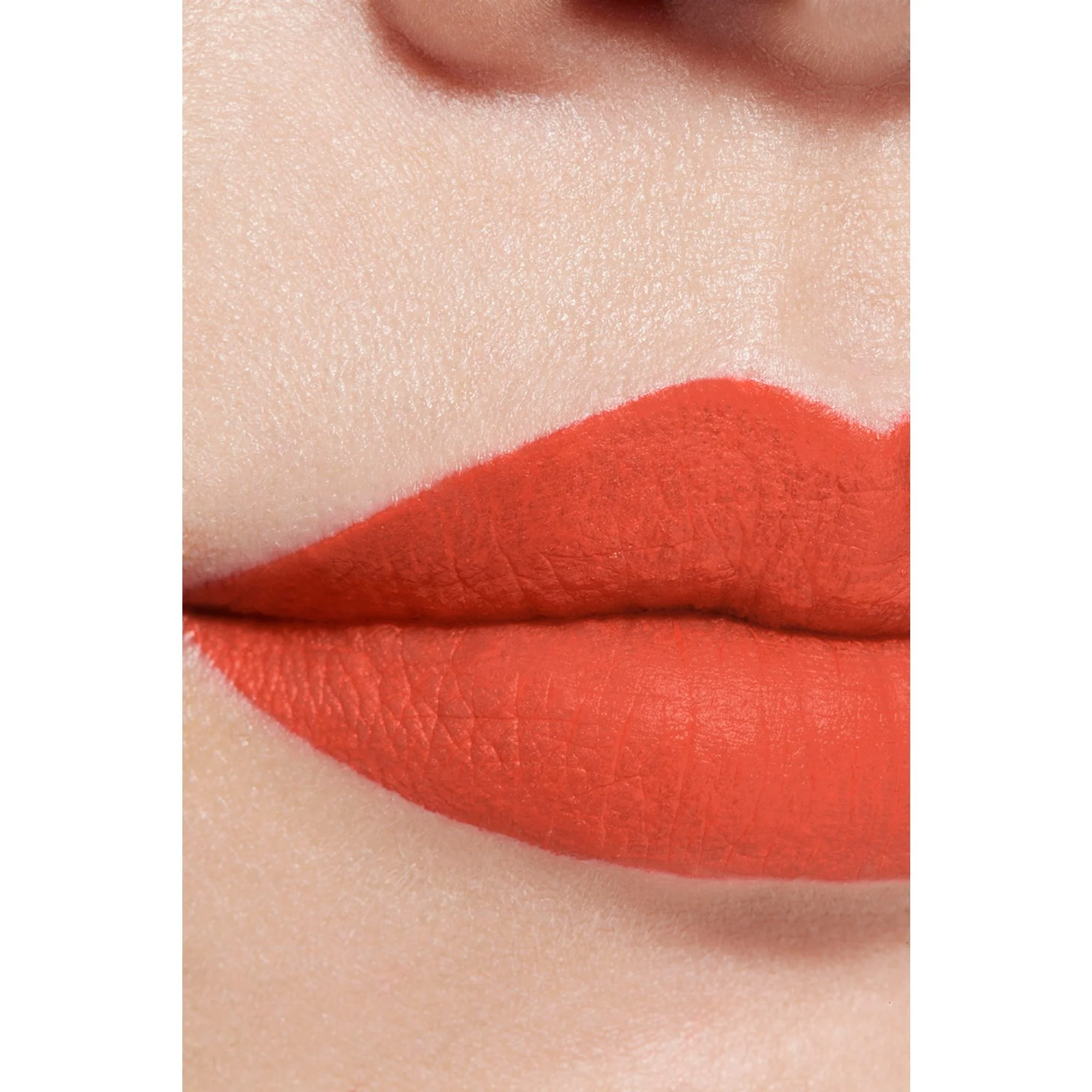ROUGE ALLURE LIQUID VELVET - IL ROSSETTO FLUIDO OPACO INTENSO ULTRA-TENUTA