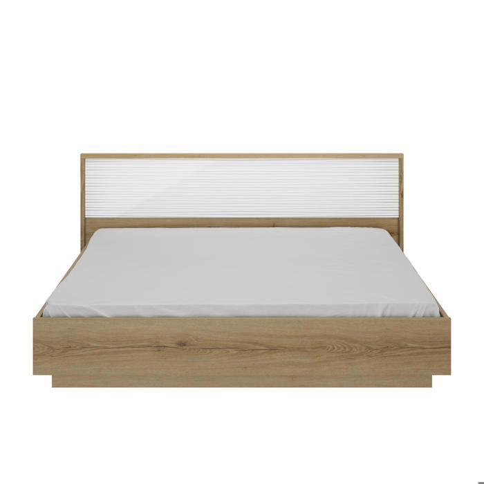 Bed van 180 x 200 cm met een glanzende witte houtnerfafwerking.