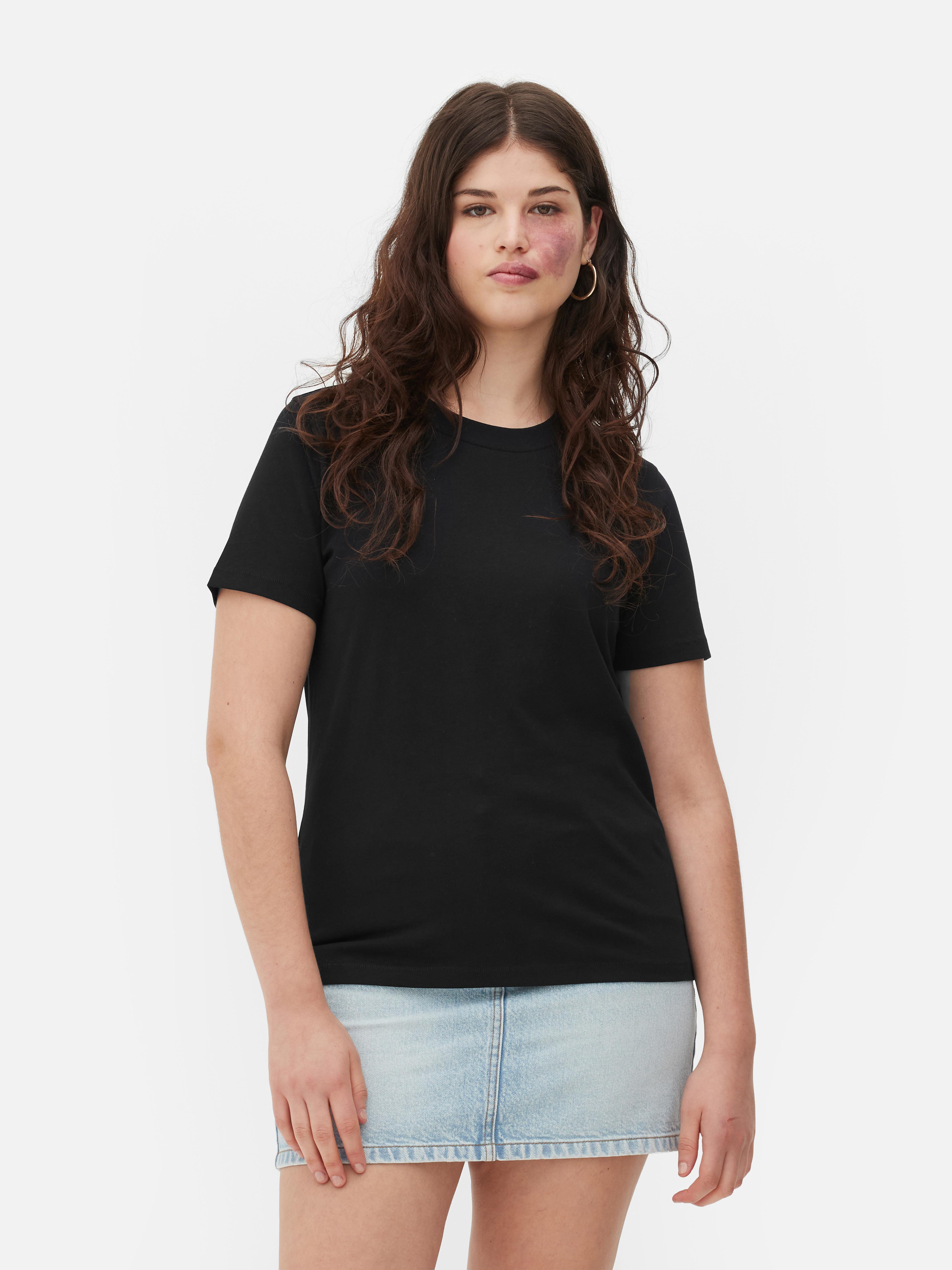 Tricou cu guler rotund și croială regulată. Acest tricou cu mânecă scurtă este punctul de plecare perfect pentru ținuta ta.