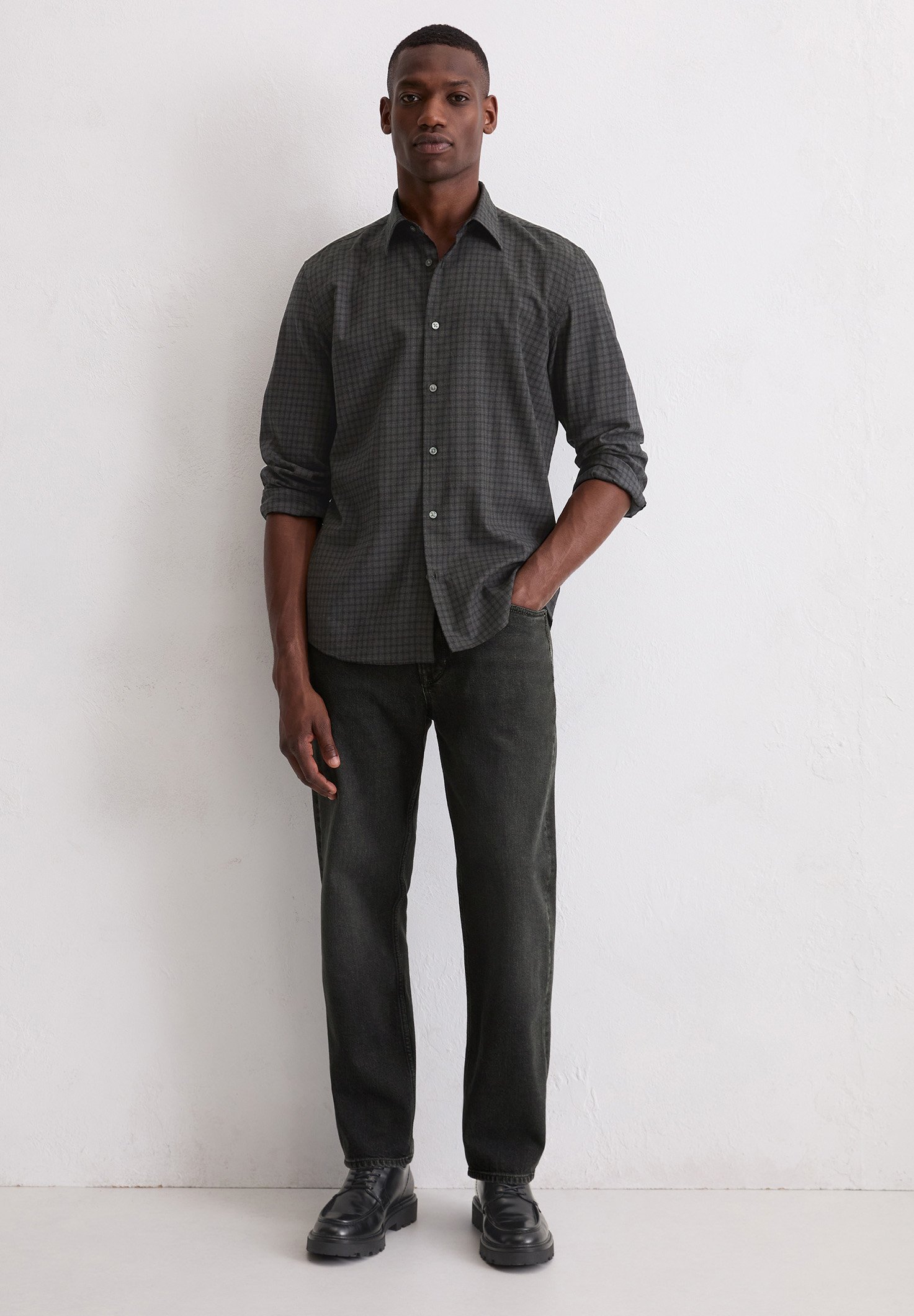 Camicia Marc O'Polo con colletto Kent, maniche lunghe, senza tasche e orlo arrotondato - multi/nero