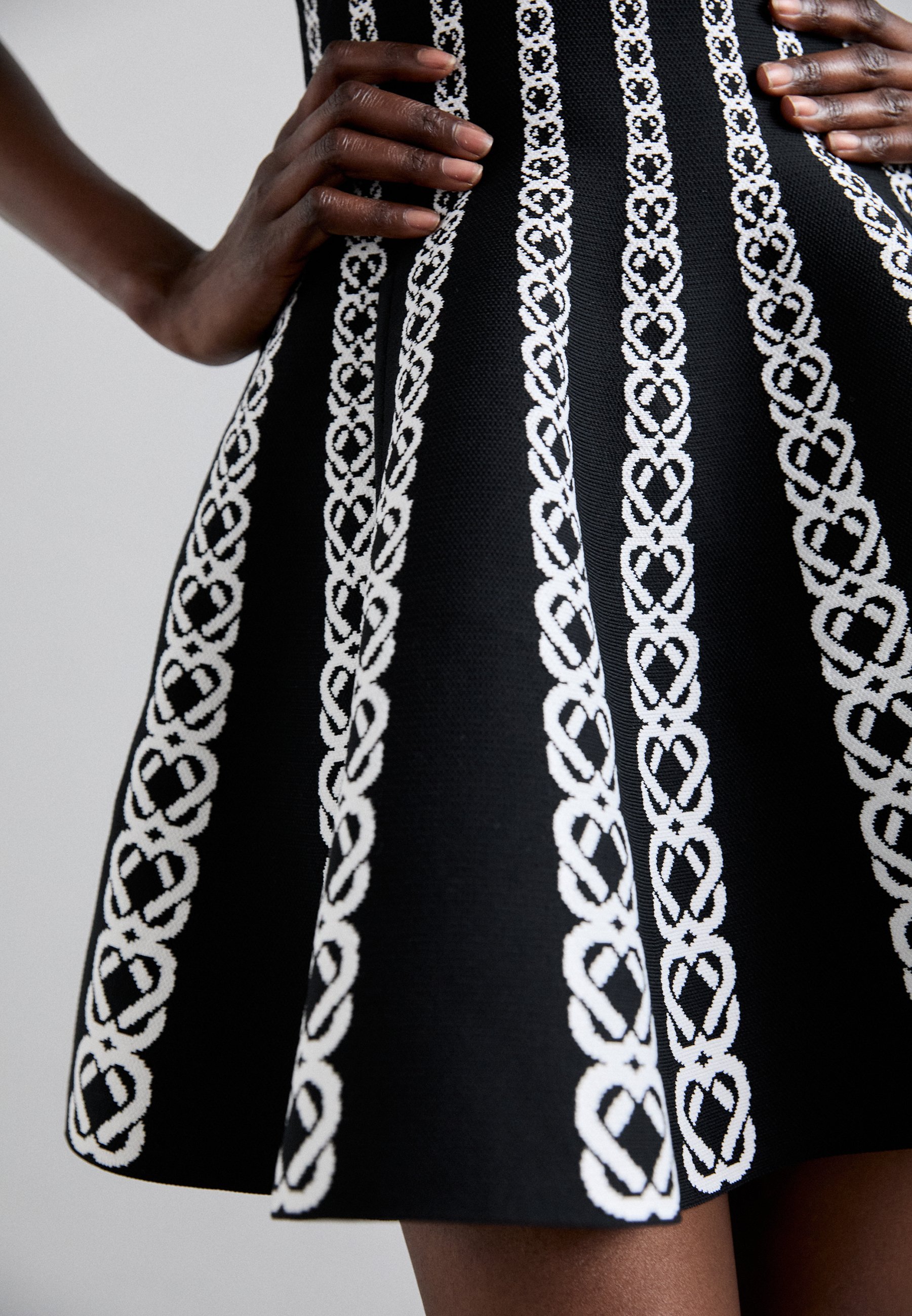 Maje RUSSELGO - Jumper dress - blanc/noir
