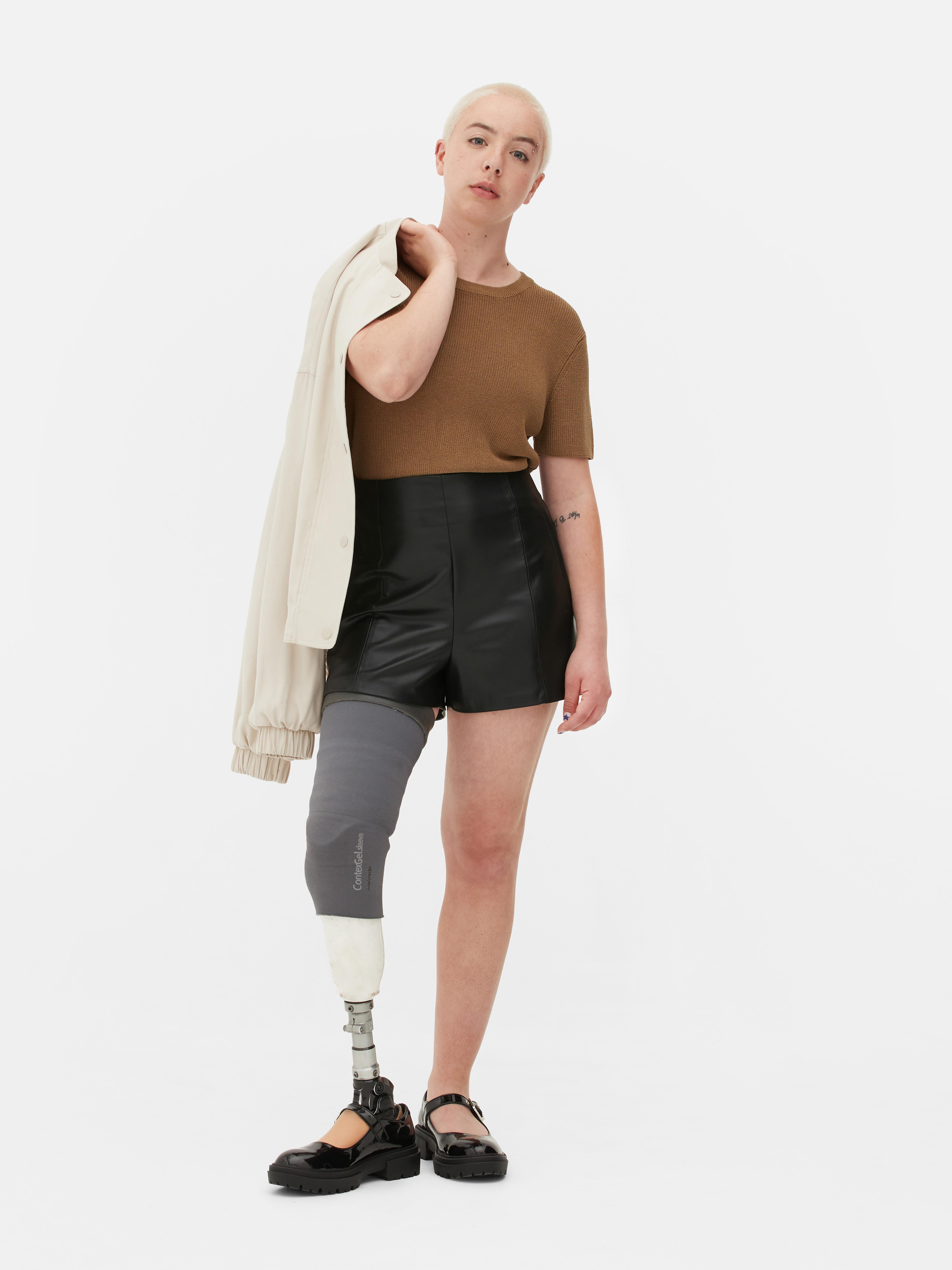 Pantaloni scurți din piele ecologică Pantaloni scurți strâmți din piele ecologică cu panouri modelatoare și buzunare laterale