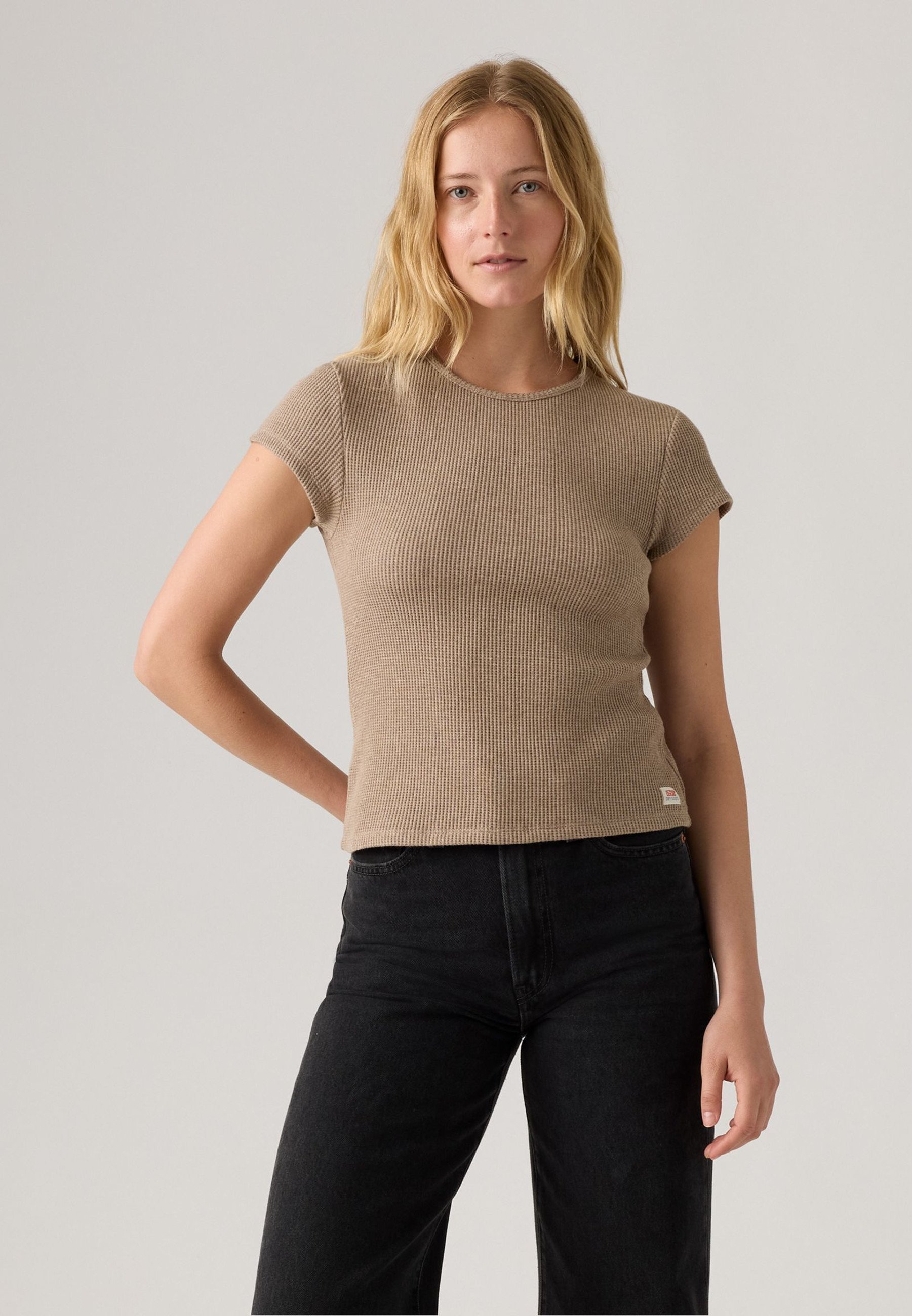 Levi's® DRY GOODS - T-shirt stampata - beige