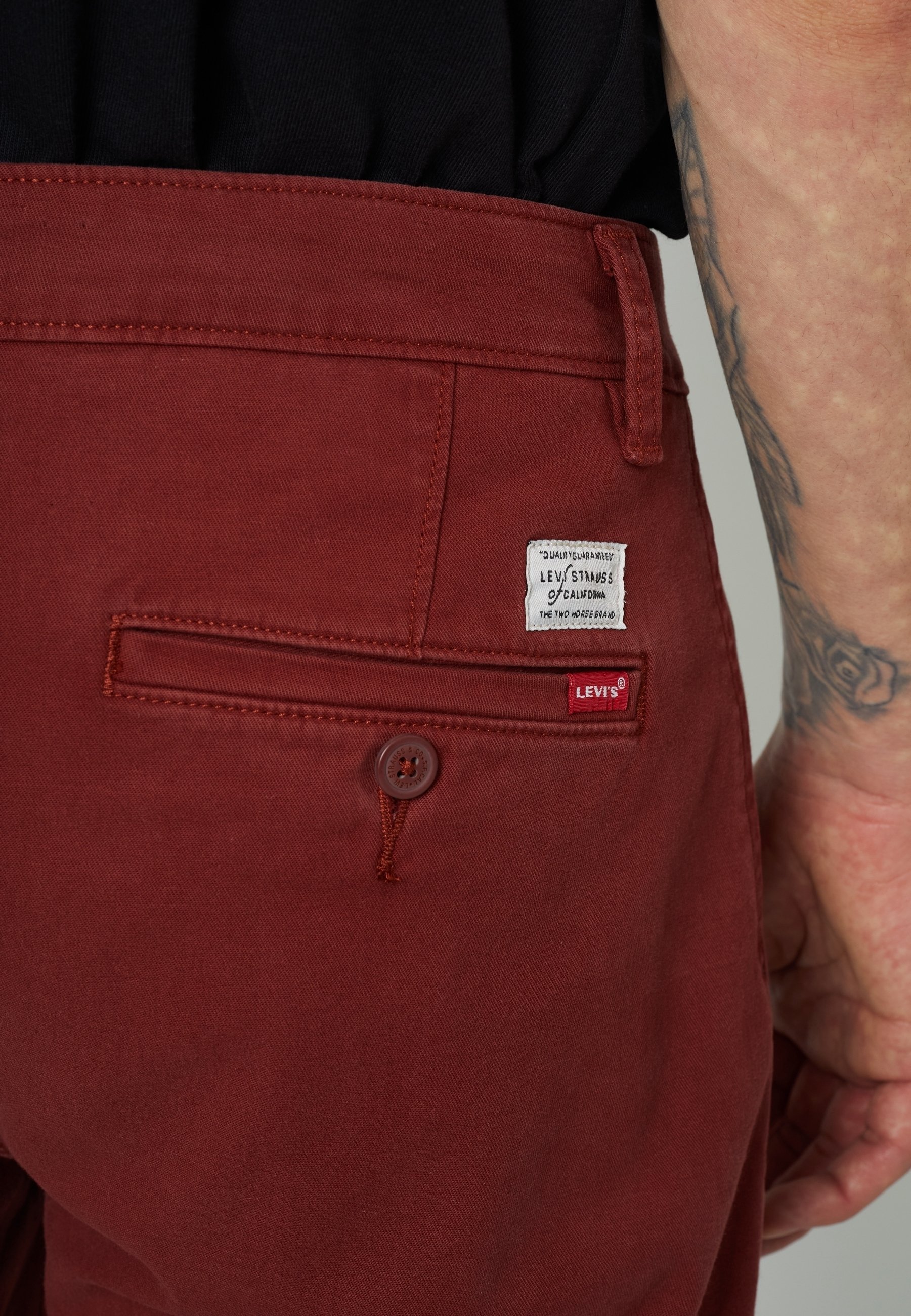 Levi's® Chinot - tummanpunaiset