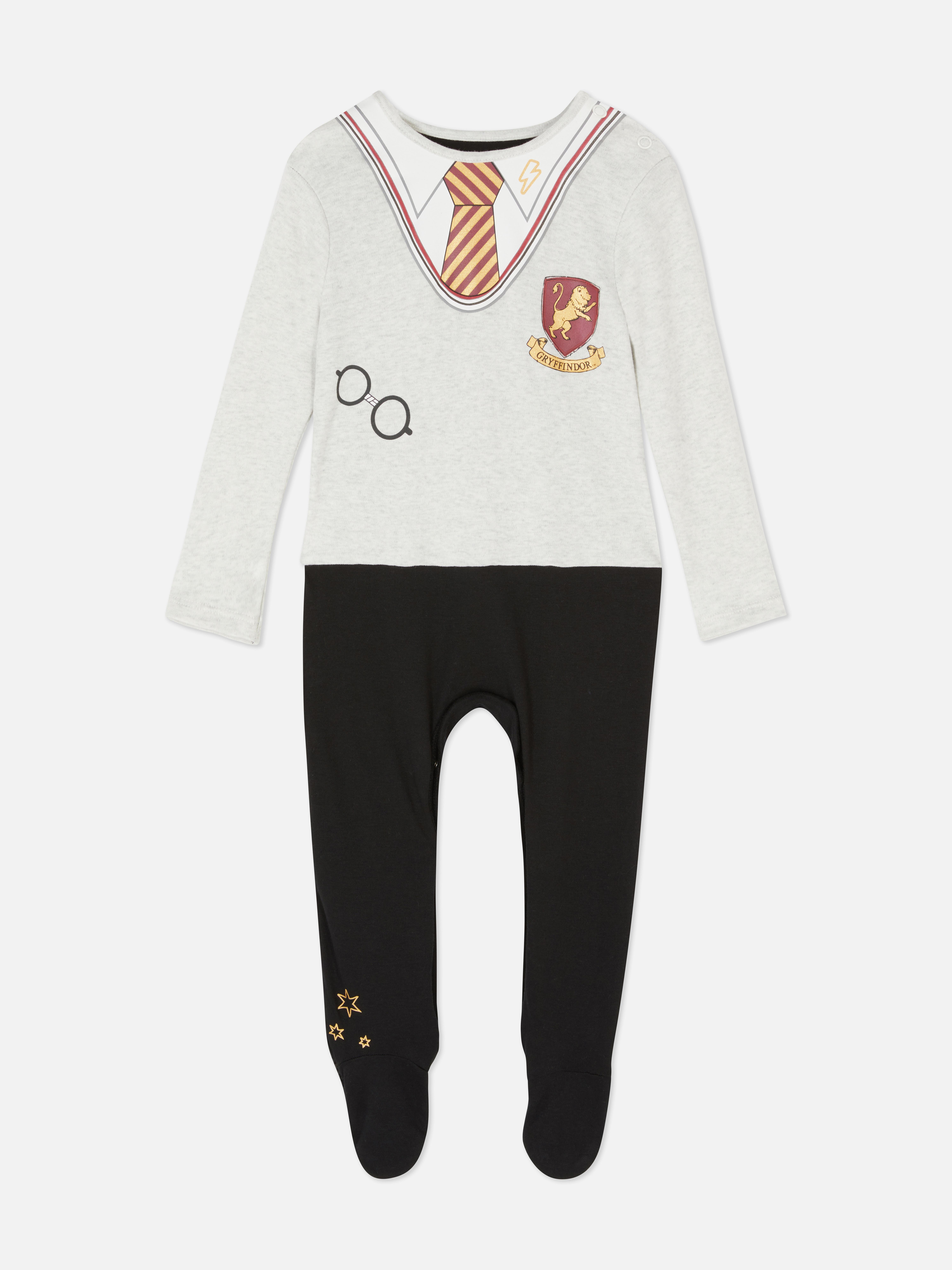 Pijama Harry Potter™ Gryffindor Bebelușul tău arată magic în acest pijamale cu nasturi și mâneci lungi.