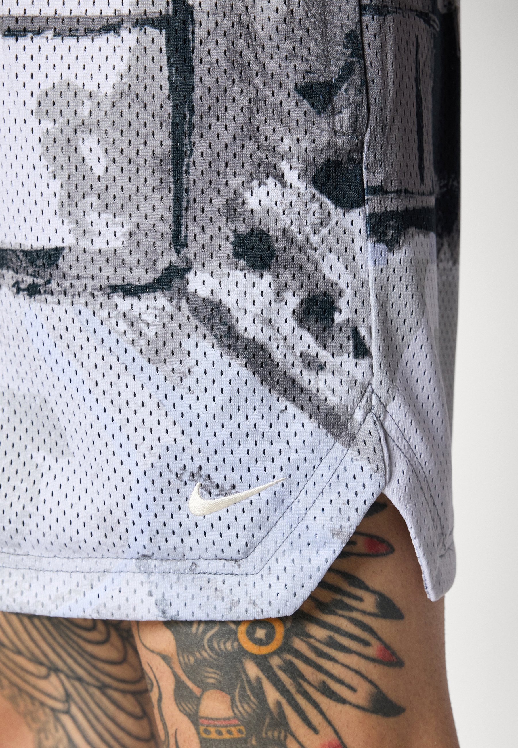 Short de sport Nike Performance NAOS - gris fer/ivoire pâle