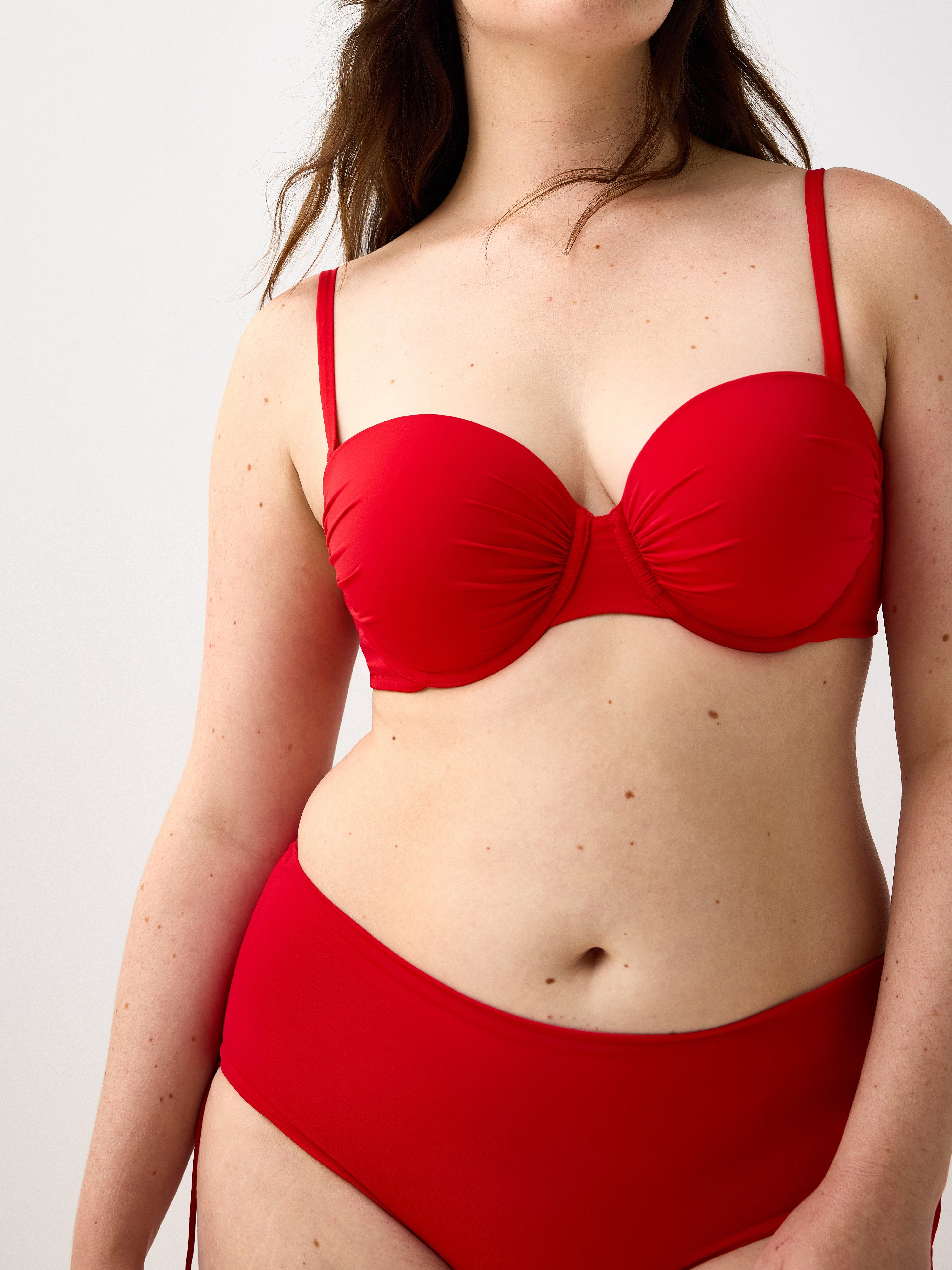 Top de bikini balconette acolchado con aros, color rojo.