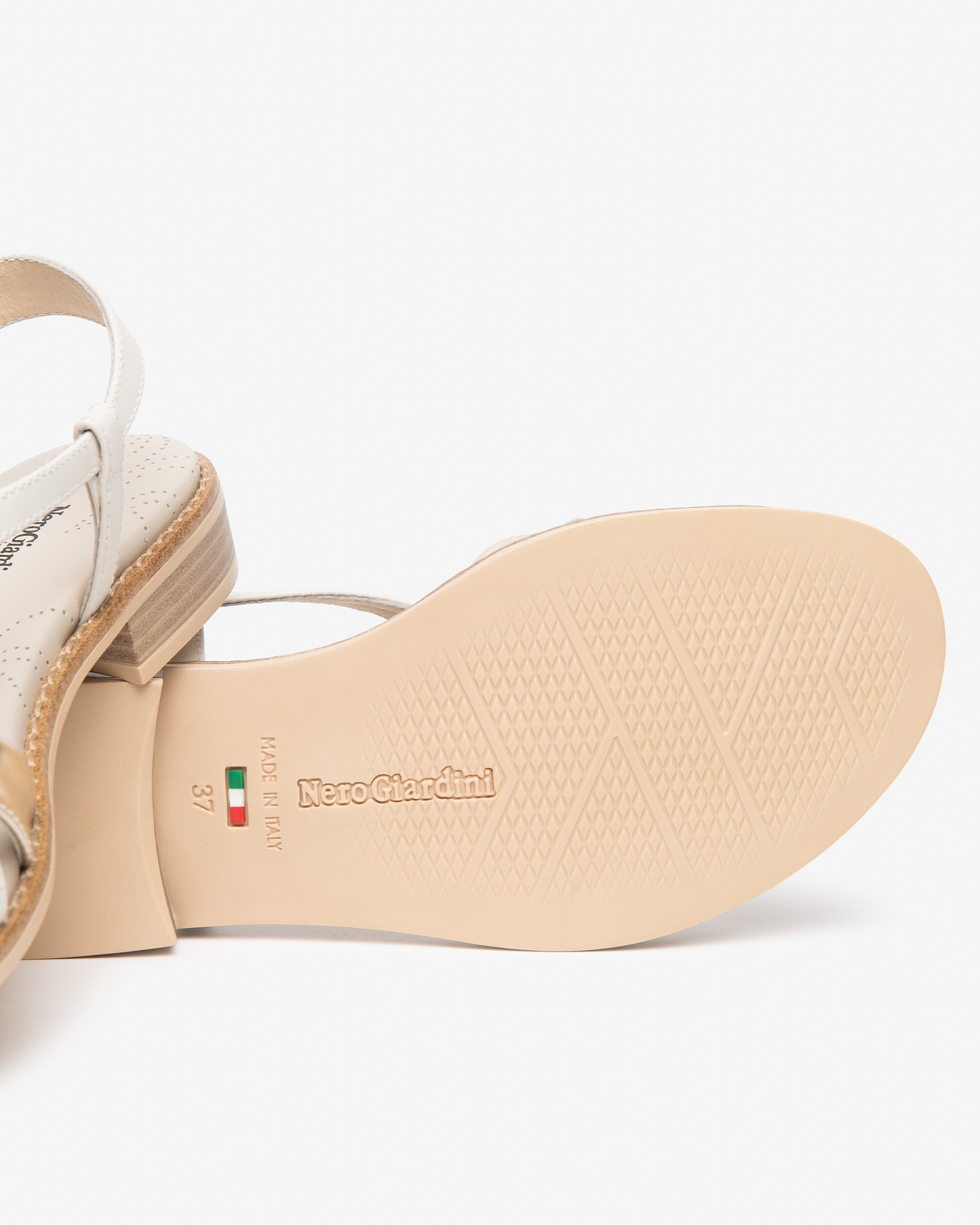  Damensandalen aus Leder und technischen Materialien