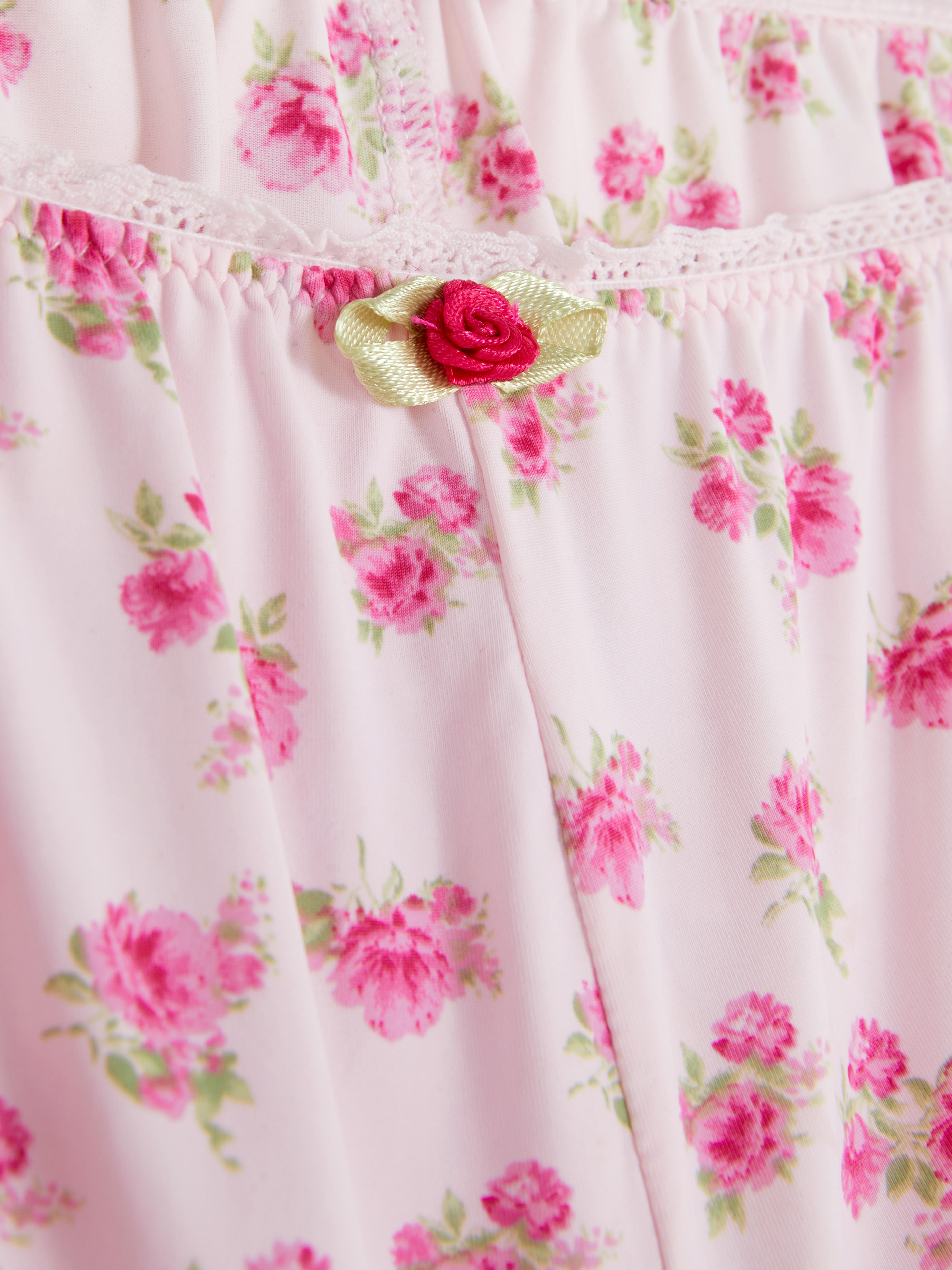 Pantaloni scurți de pijama cu bordură din dantelă. Pantaloni scurți de pijama cu bordură din dantelă și detalii florale.