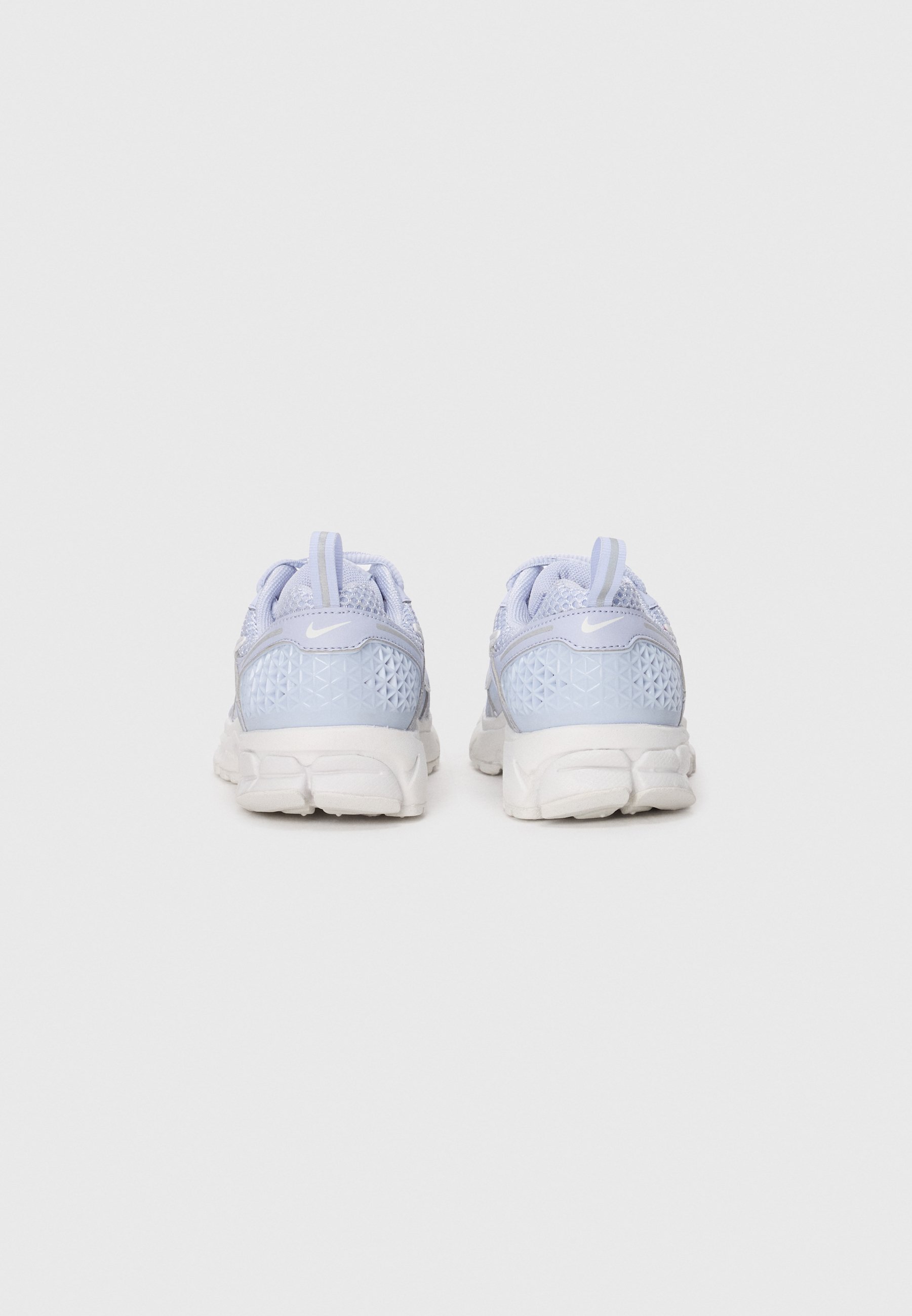 Nike Sportswear VOMERO 5 UNISEX - Sportbačiai - vaiduoklių balta/viršūnių balta/platinos spalvos