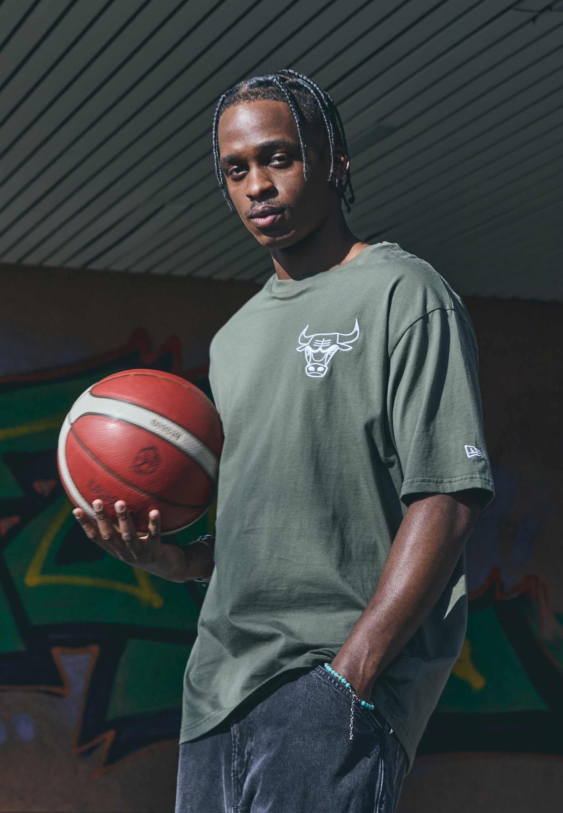 New Era NBA CHICAGO BULLS LEAGUE ESSENTIALS OVERSIZED TEE - Klubové oblečení - olivová