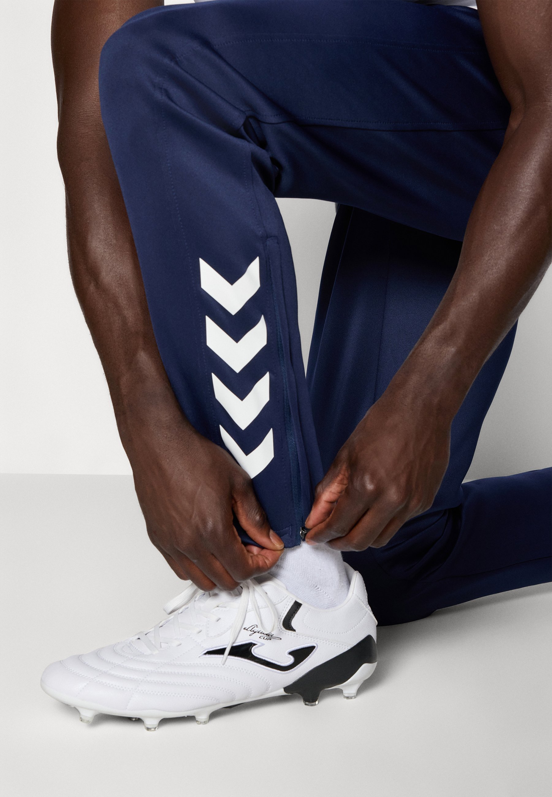 Pantaloni Hummel HMLCORE - Pantaloni da tuta - colore blu navy